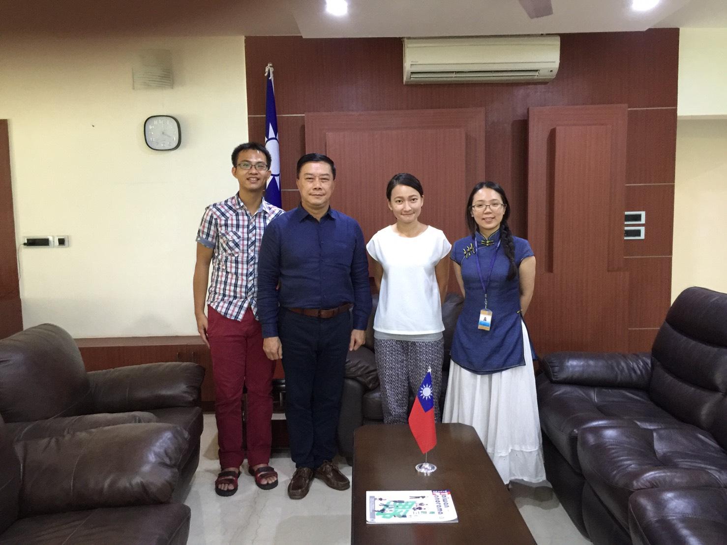 李朝成處長(左2)

陳奕勳老師(左)

張瓊文老師(右2)

鄒婉育老師(右)
