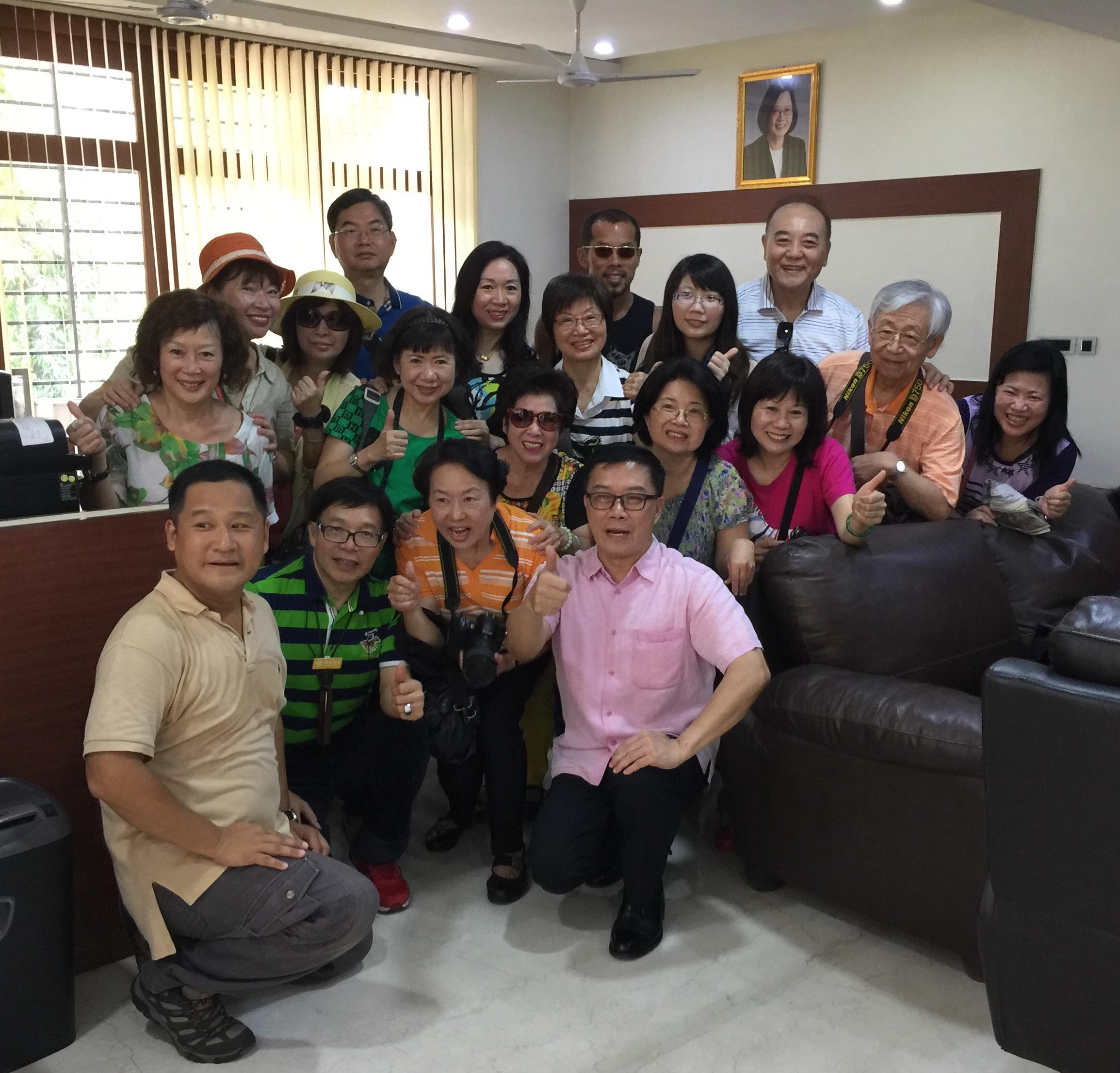 李總領事朝成(前排右)