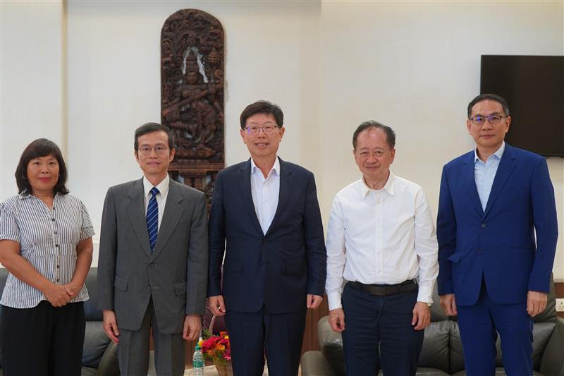 駐清奈台北經濟文化辦事處處長陳俊郎至機場歡迎鴻海集團董事長劉揚偉及策略長蔣尚義等一行蒞訪清奈。