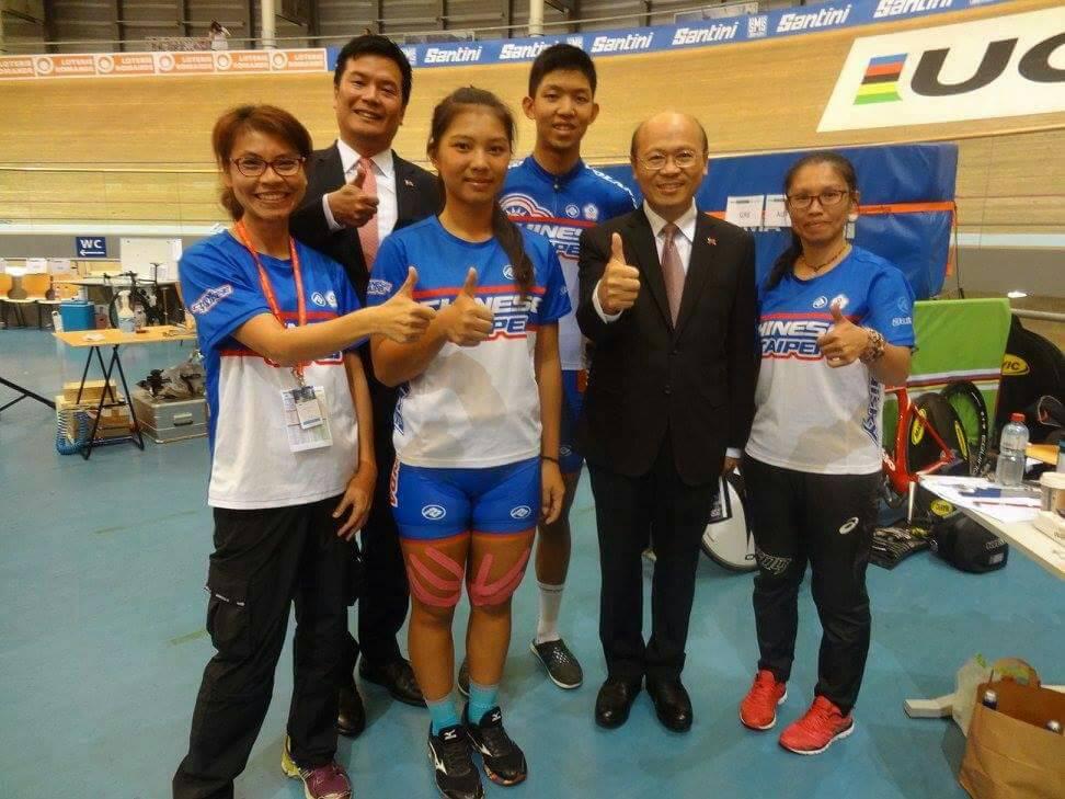 Ambassador Yi cheers up Taiwanese players in the 2016 UCI Junior Track Cycling World Championships