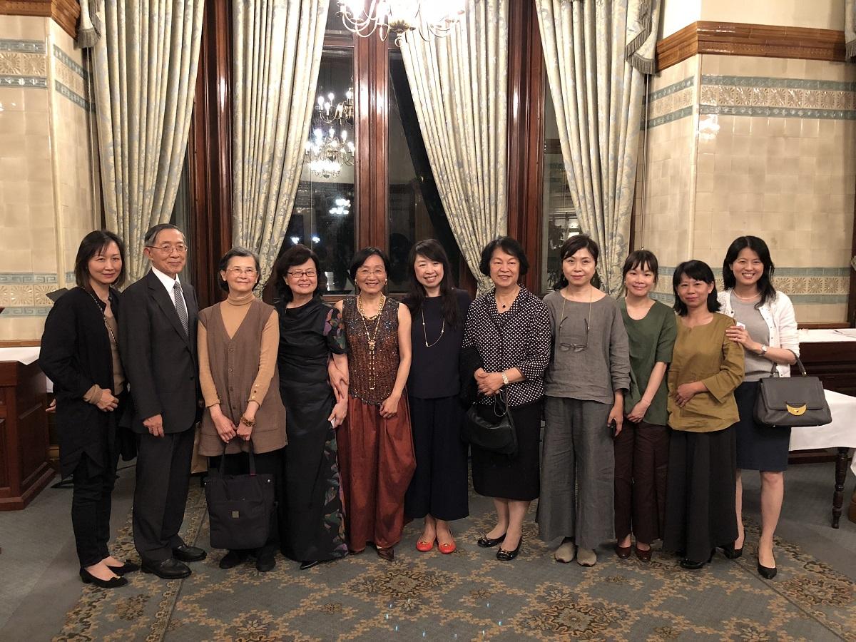 著名台灣鋼琴家蘇維倫及台灣音樂家團隊在駐英代表處安排下19日假英國倫敦歷史悠久的「全國自由俱樂部」(National Liberal Club)舉辦「茶樂饗宴—東方美人遇見台灣民謠團」活動，該活動由蘇維倫、女高音盧瓊蓉、男高音施宣煌等7位國內傑出音樂家，演出包括「白牡丹」、「天黑黑」及「六月茉莉」等著名曲目，並結合李瑾瑜等3位茶人帶來台灣著名「東方美人茶」的奉茶，向駐英代表處各界友人推介台灣精緻文化。