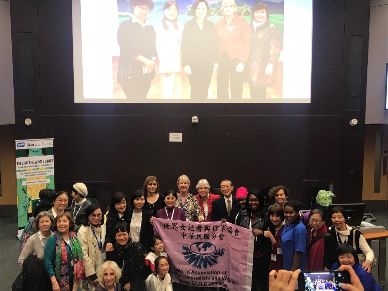 「世界女記者與作家協會」（AMMPE）在英國倫敦舉辦第23屆年會，11月7日下午在倫敦大學城市學院舉辦茶會，播放總統蔡英文接受專訪的影片，吸引近百人參與。