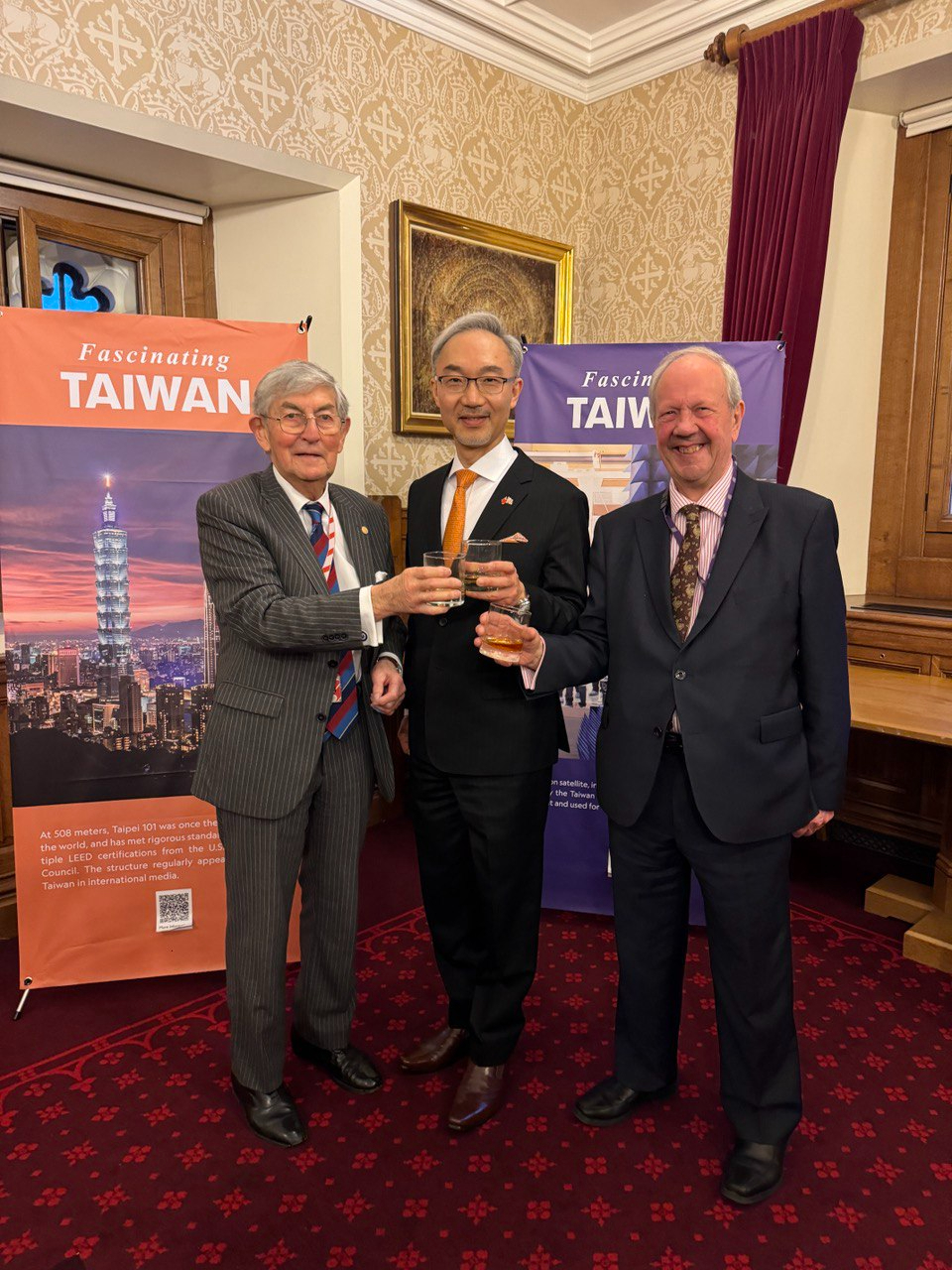 英國國會「台英國會小組」(APPG)於2024年4月16日在國會舉辦本處姚大使金祥到任歡迎酒會。

照片說明：左起「台英國會小組」(APPG)共同主席羅根勳爵(Lord Rogan)、姚大使金祥、英國首相對台貿易特使福克納勳爵(Lord Faulkner)
