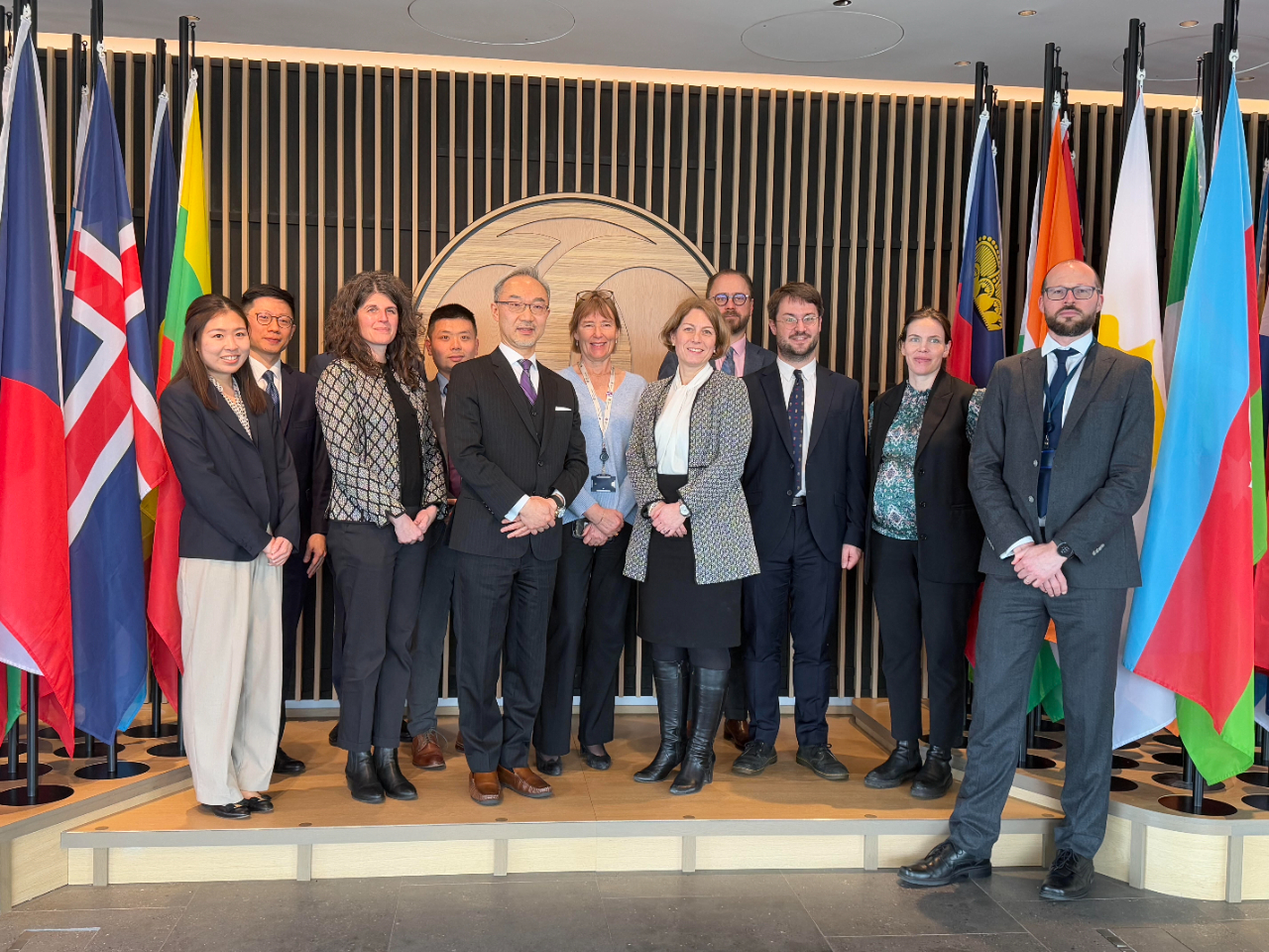 本處姚大使(左五)與歐洲復興開發銀行(EBRD)影響暨夥伴關係總處長Nadia Petkova(左三)於2025年2月27日出席歐銀「烏克蘭人力資本因應計畫」簽署儀式。