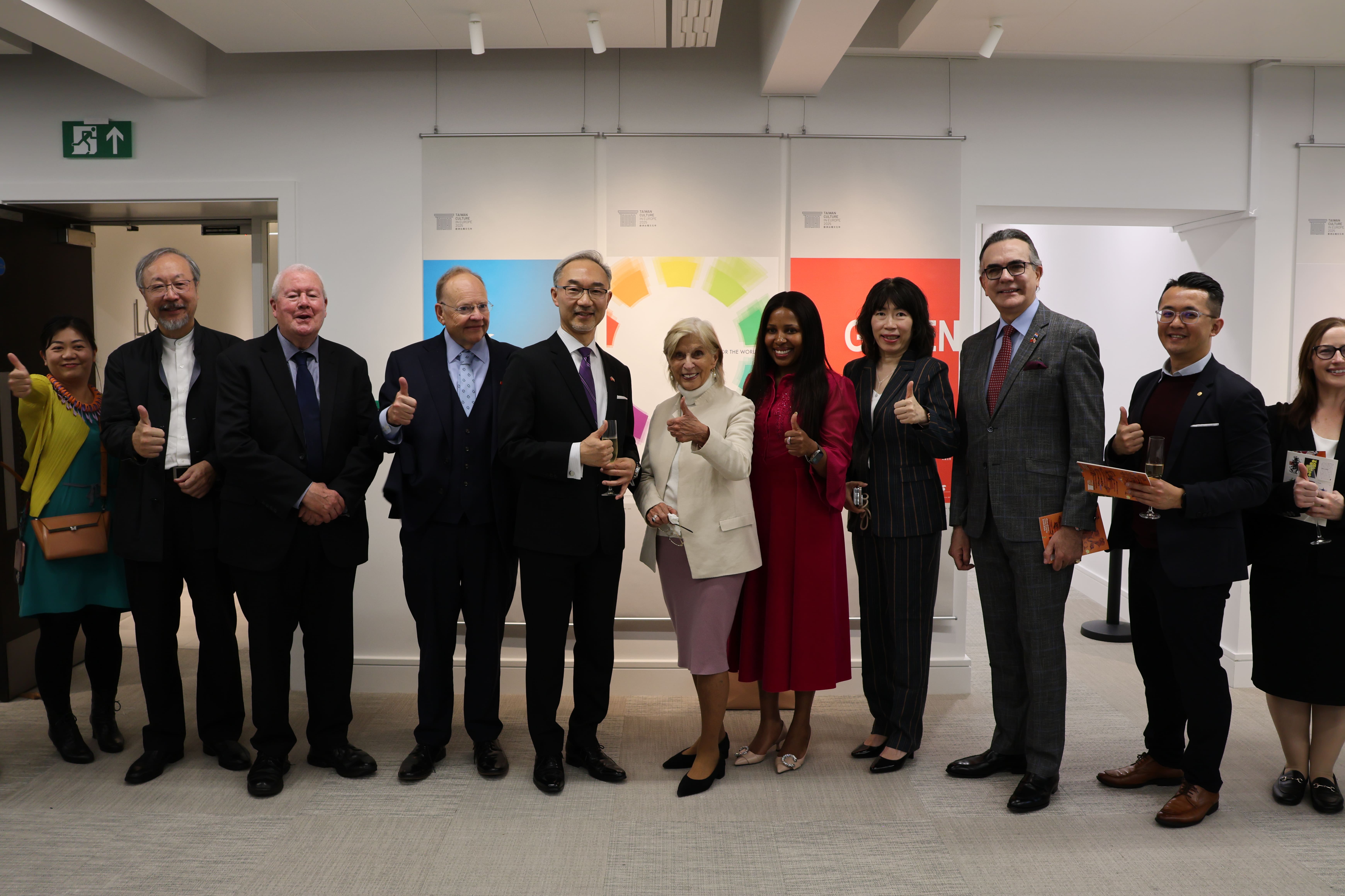 本處於2025年9月10日舉行新館舍開幕酒會暨「看見台灣設計展」，姚大使(左五)、江公使雅綺(右四)與出席貴賓英國前上議院議長Baroness D'Souza(左六)、上議員Lord Rennard(左四)、「看見台灣設計展」策展人林教授磐聳(左二)、本處長期展出之裝置藝術作品「Pop Blooms花開異境」創作人蔡筱淇(左一)等合影。