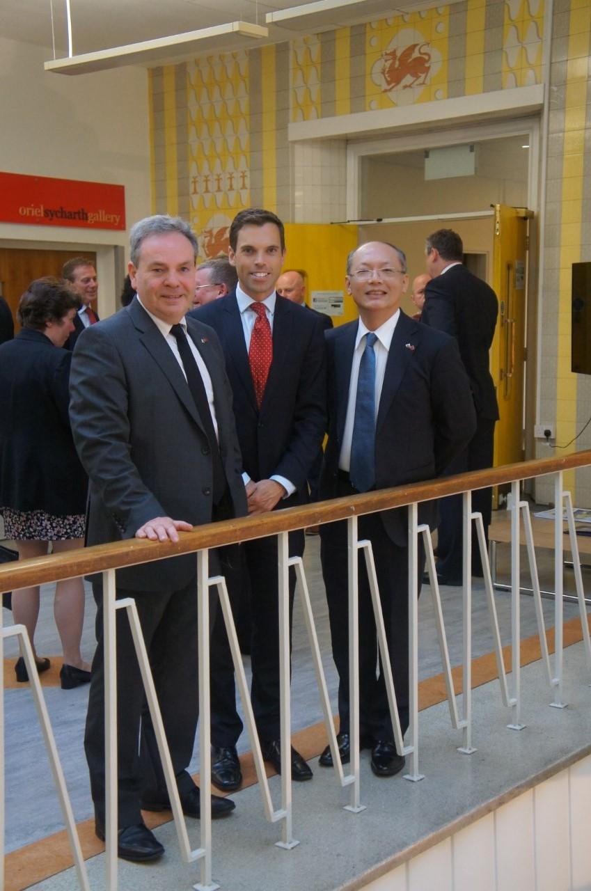 TRO Deputy Representative Shyang-Yun Cheng (right) visits Wrexham in northern Wales at the invitation of Ian Lucas MP to consolidate ties with the region from 16 to 17 of June, 2016. 