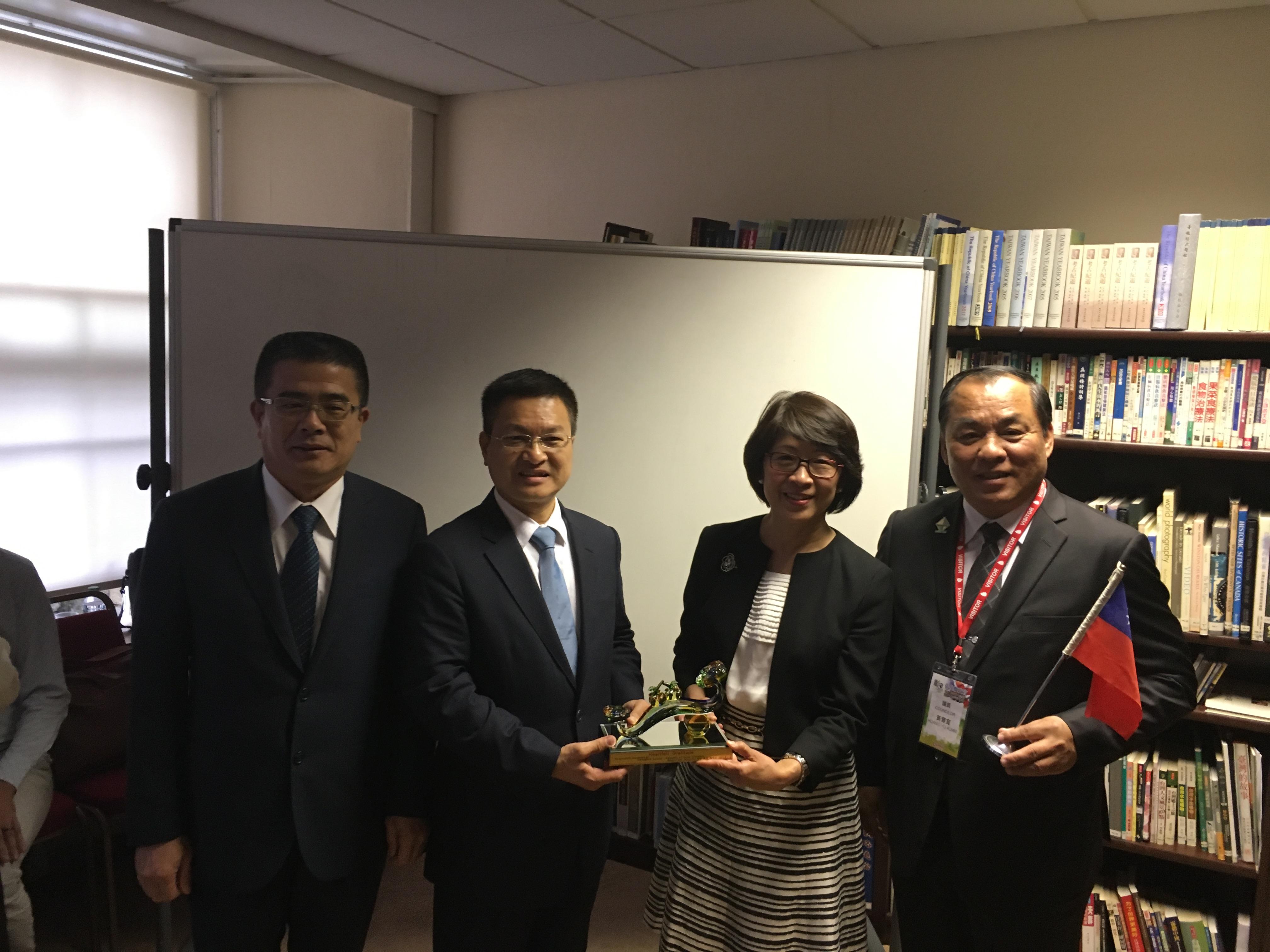 縣長魏明谷（左二）、鹿港鎮長黃振彥（左一）、彰化縣議員黃育寬（右一）、駐英國愛丁堡辦事處總領事許芬娟（右二）