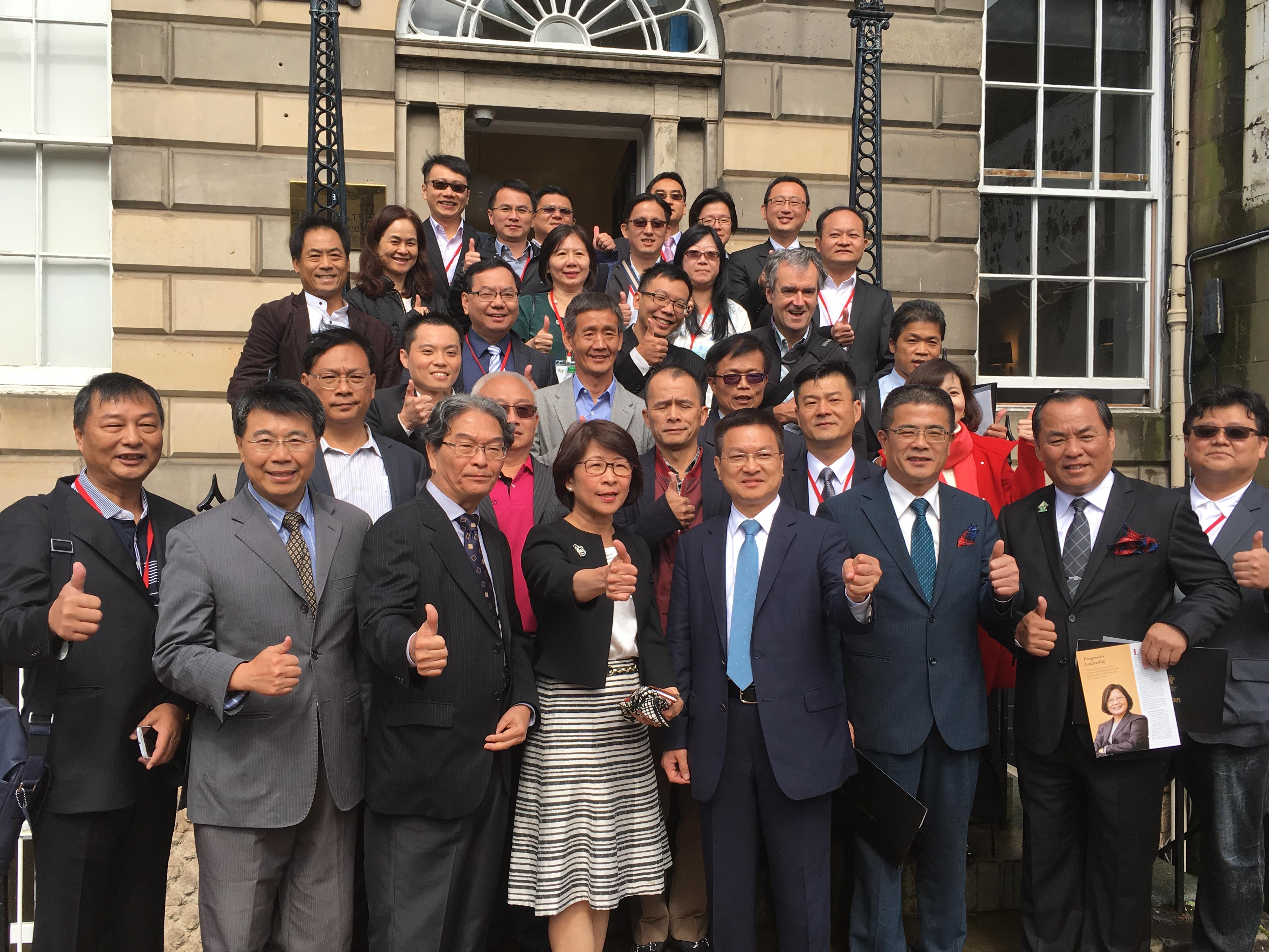 彰化縣政府魏縣長明谷（前中）、鹿港鎮長黃振彥（右三）、彰化縣議員黃育寬（右二）、英國能源科技夥伴（ETP）執行長Stephen-Mark Williams（中右二）、駐英國愛丁堡辦事處總領事許芬娟（左四）、副處長張水庸（左二）