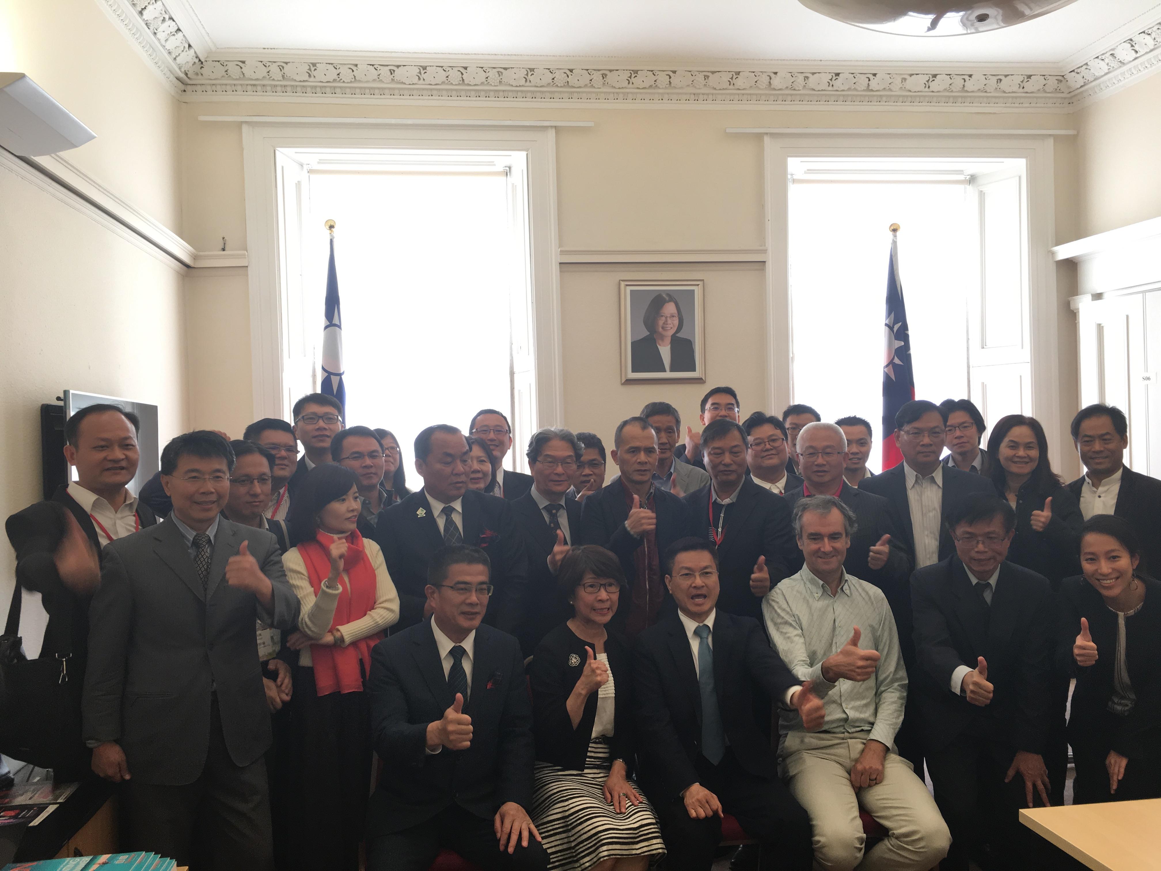 彰化縣長魏明谷（前中）、鹿港鎮長黃振彥（左四）彰化縣議員黃育寬（中左四）、英國能源科技夥伴（ETP）執行長Stephen-Mark Williams（右三）、駐英國愛丁堡辦事處總領事許芬娟（中）、副處長張水庸（左二）