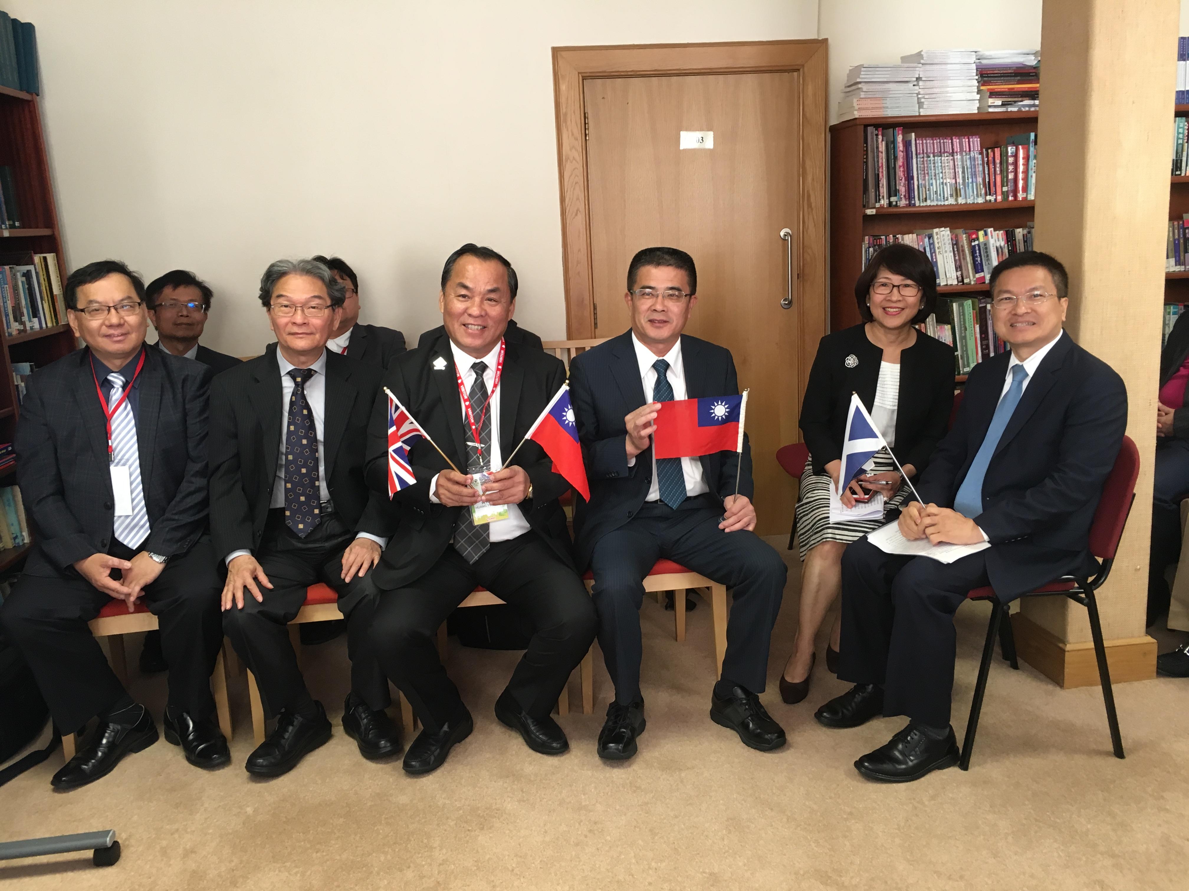 彰化縣長魏明谷（右一）、鹿港鎮長黃振彥（右三）、彰化縣議員黃育寬（右四）、駐英國愛丁堡辦事處總領事許芬娟（右二）