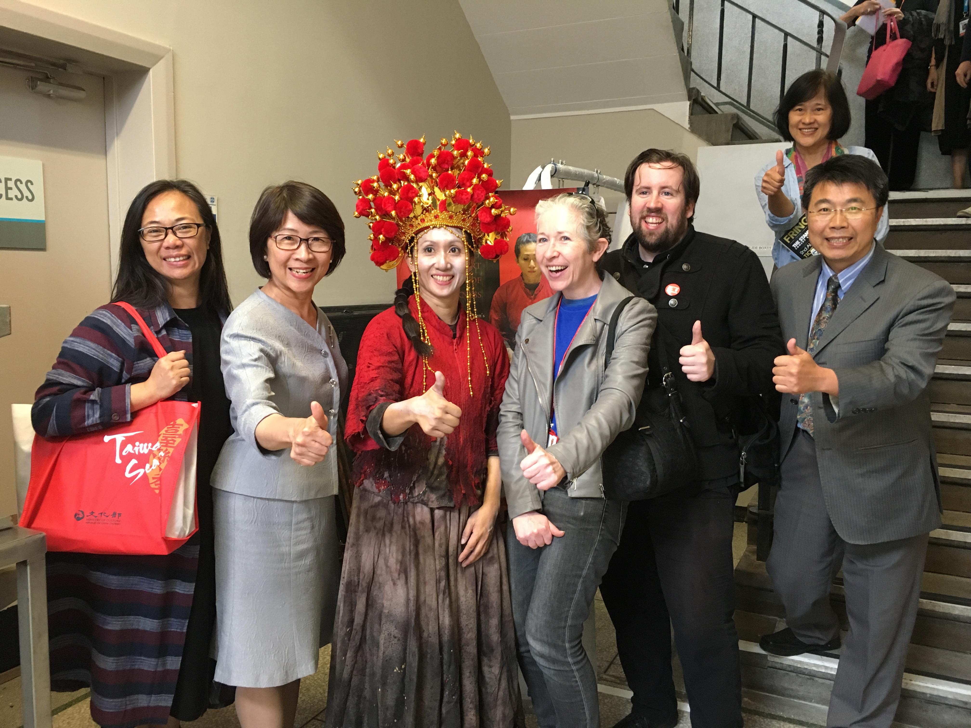 身聲劇場『蝕』(Heart of Darkness by Sun Son Theatre)愛丁堡藝穗節首演：駐英國愛丁堡辦事處總領事許芬娟（左二）、表演舞者劉佩芬（Pei-Fen Low）、愛丁堡市議員Mandy Watt（中）、副處長張水庸、太和藝術葉紀紋老師