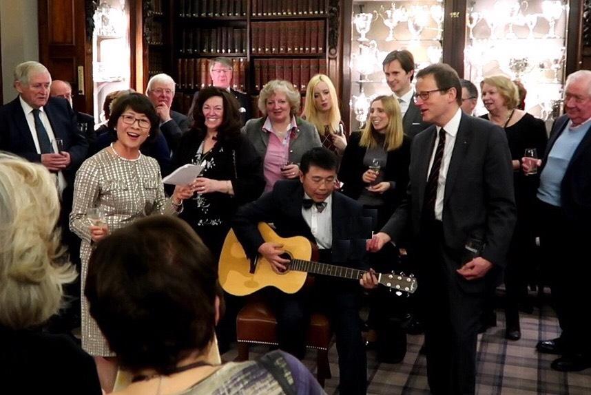 駐愛丁堡辦事處總領事許芬娟於參加本年愛丁堡Oyster Club聚會時，以中文吟唱蘇格蘭名曲友誼長存(Auld Lang Syne)。