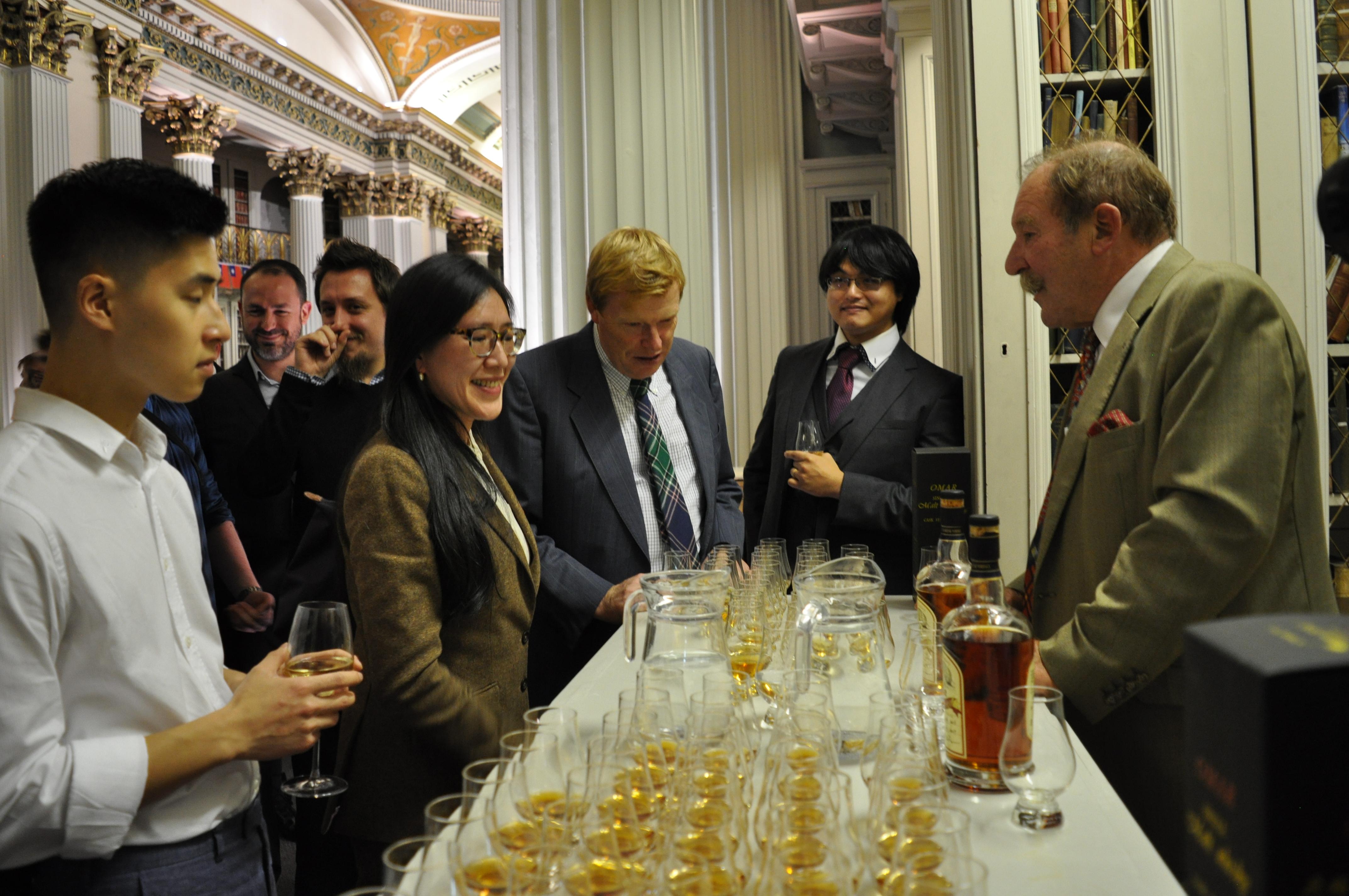 邀請蘇格蘭威士忌大師Charles MacLean帶領賓客品味台灣威士忌