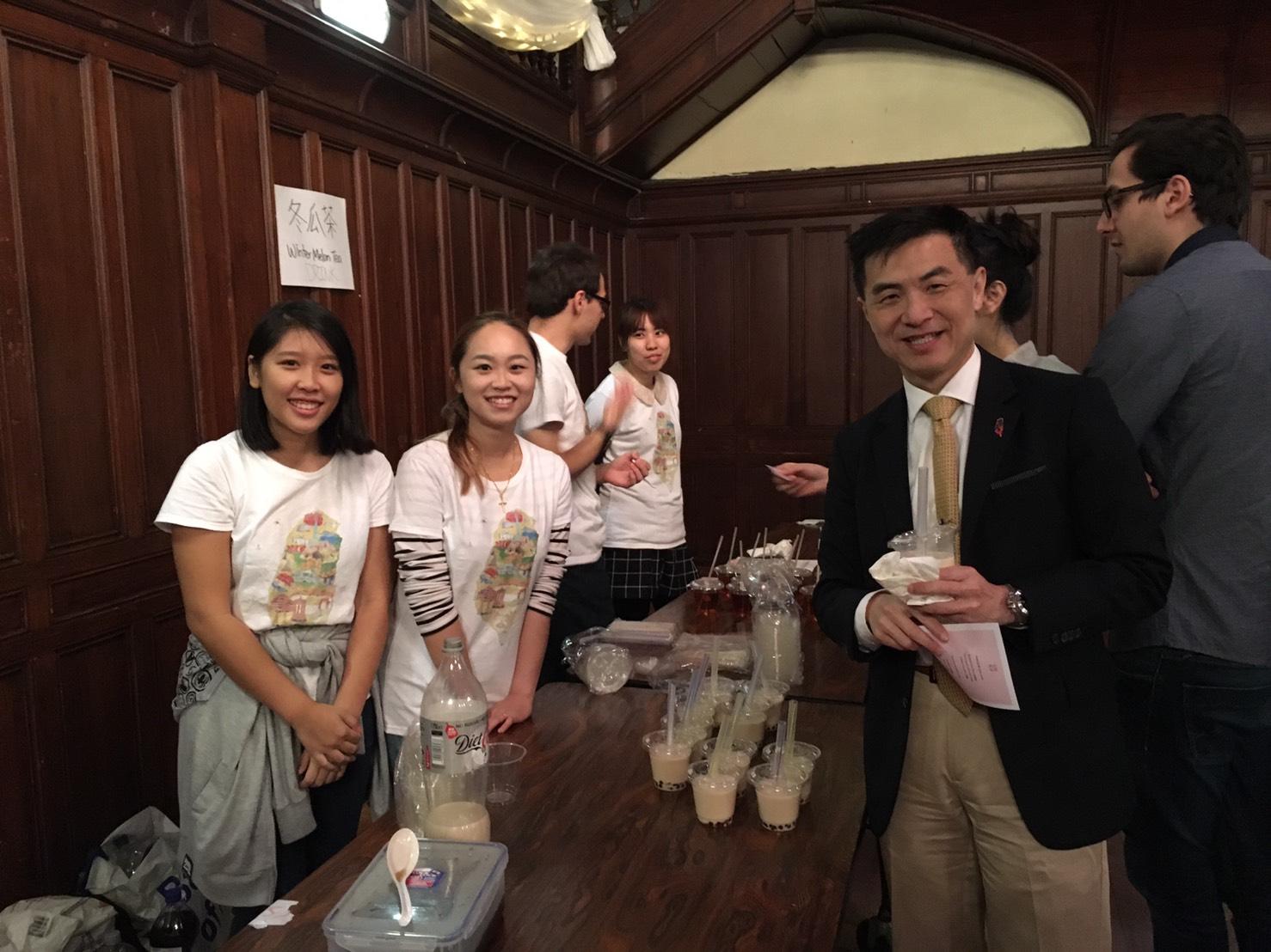 駐愛丁堡辦事處連總領事與美食節學生志工合影；愛大台灣同學會學生幹部本次活動並特別訂製以台灣美食地圖為主題的T-Shirt作為活動制服。