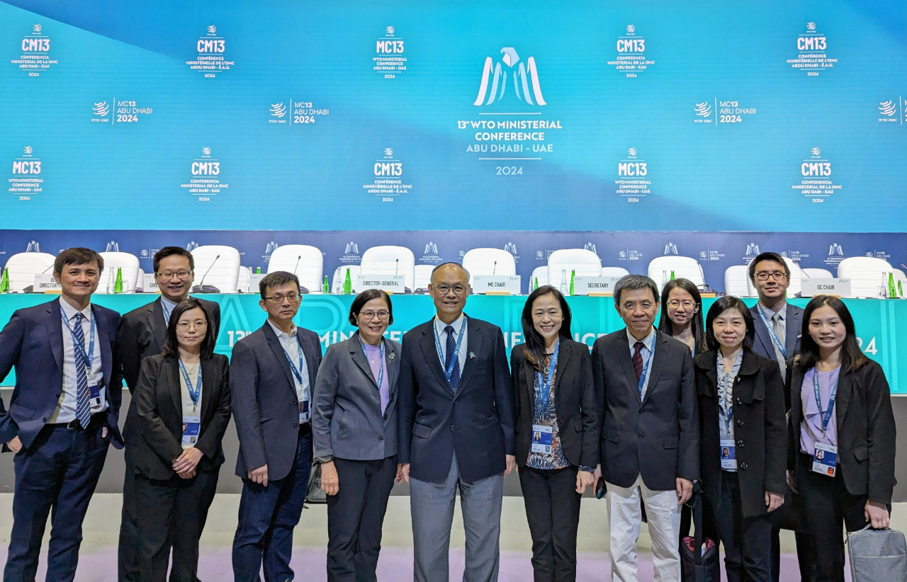 照片主要人物說明:我國出席MC13團長鄧振中政務委員(右七)、中華民國常駐世界貿易組織代表團羅昌發大使(右五)、行政院經貿談判辦公室楊珍妮副總談判代表(左五)、外交部國際合作及經濟事務司連玉蘋司長(右六)
