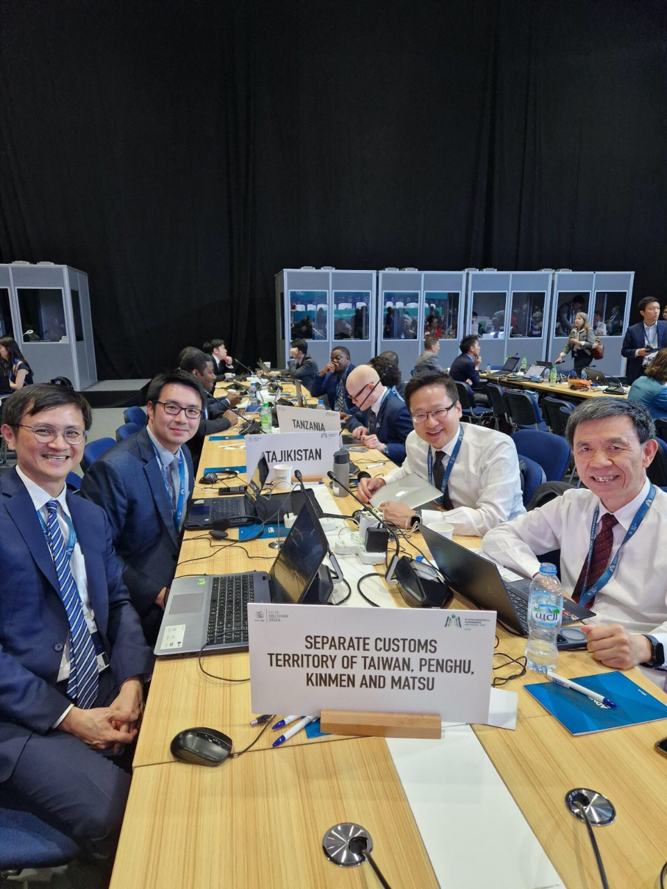 照片人物說明:右一為本團羅昌發大使、右二為本團黃柏風秘書、左一為本團王堂凱秘書、左二為本團廖健鈞秘書
