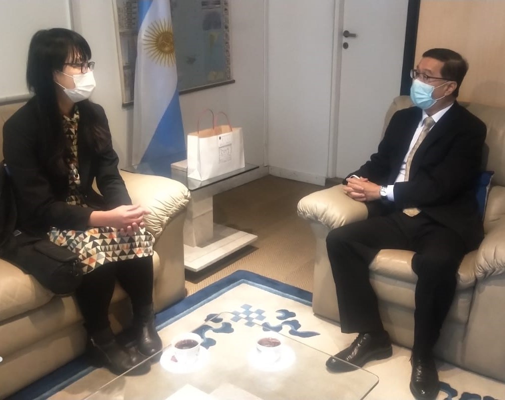 曹大使立傑接見中央社駐阿根廷特派記者 
El Emb. Miguel Tsao recibe a la corresponsal de Agencia Central de Noticias de Taiwan en Argentina