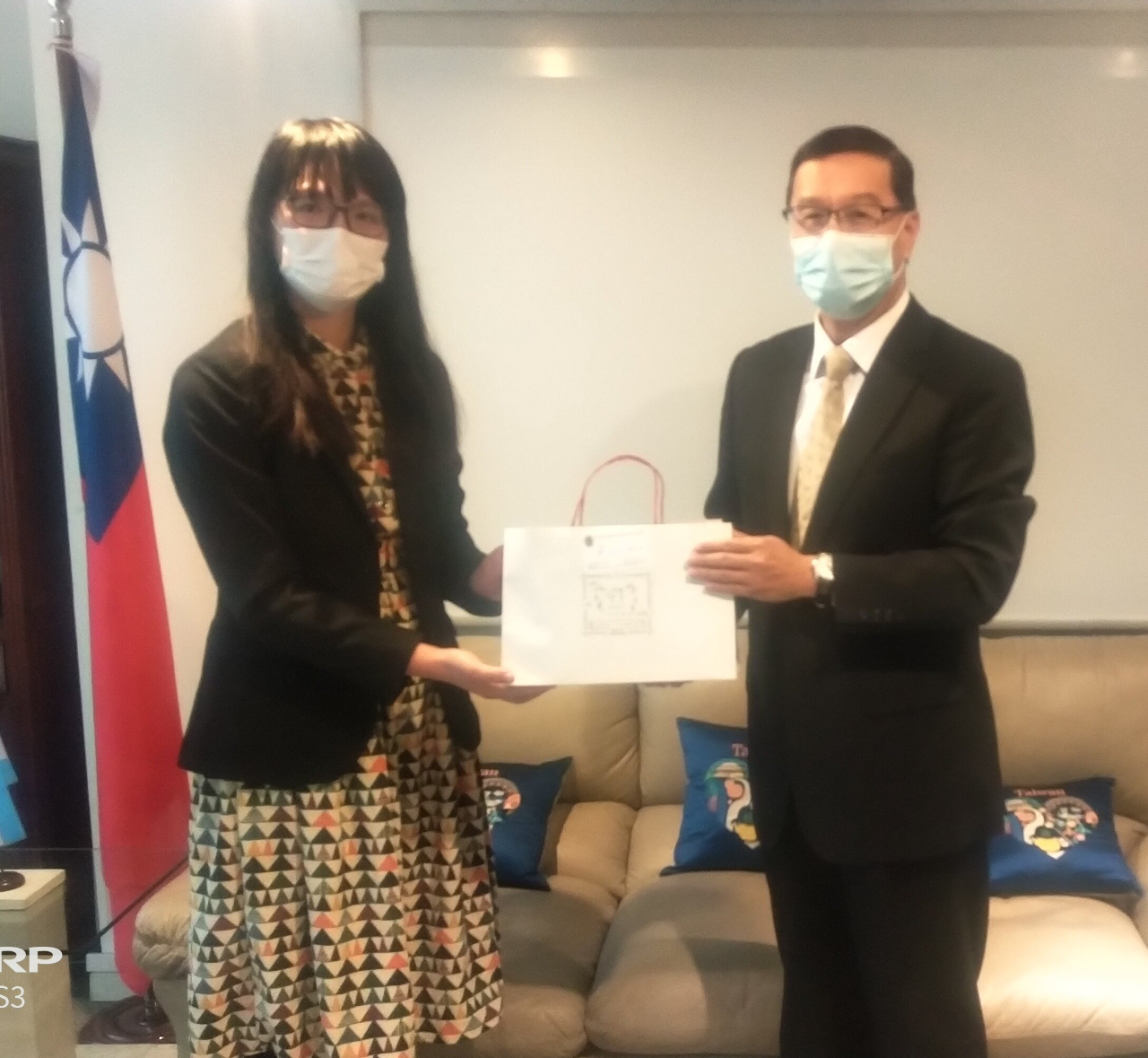 曹大使立傑接見中央社駐阿根廷特派記者 
El Emb. Miguel Tsao recibe a la corresponsal de Agencia Central de Noticias de Taiwan en Argentina