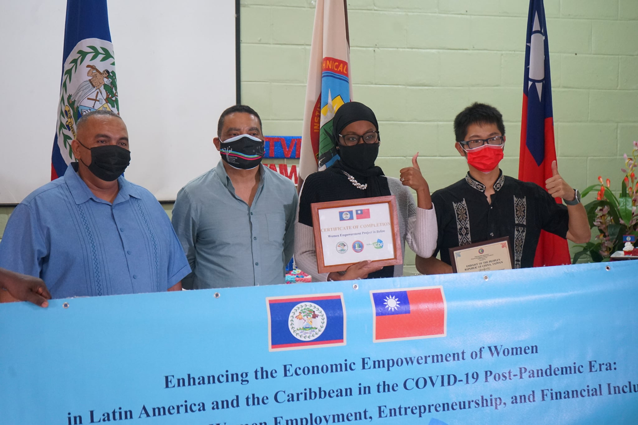 照片左起：貝里斯技職教育學校校長Mr. Denroy Tillet、貝里斯教育部長Hon. Francis Fonseca、貝里斯外交部代表Ms.Deshawn Ellis及駐貝里斯大使館劉晃銘秘書。