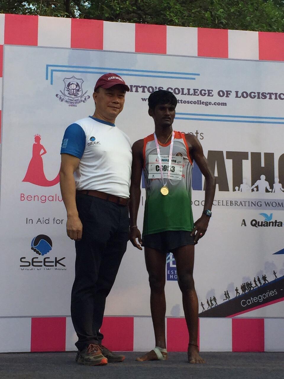 Director General Charles Li(L)
