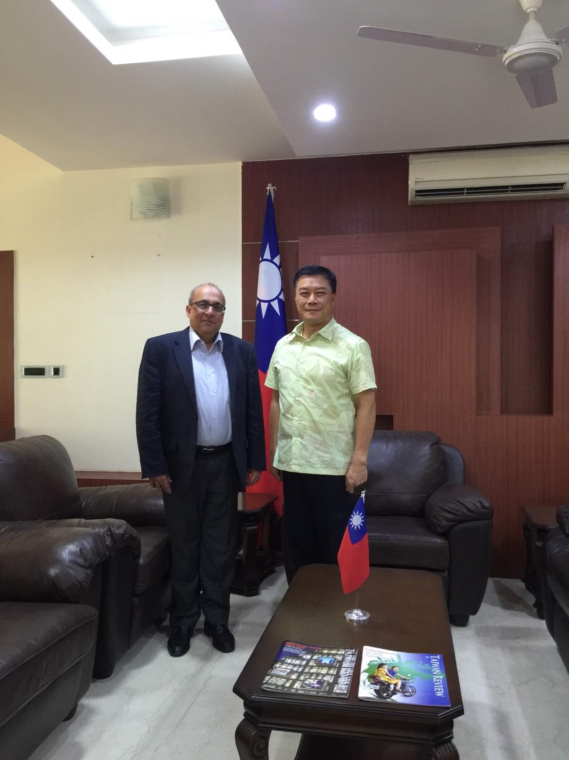 The CEO of Znergy Solar Project &amp; Services, Mr. Rohit Rabindernath calls on Director General Charles Li.