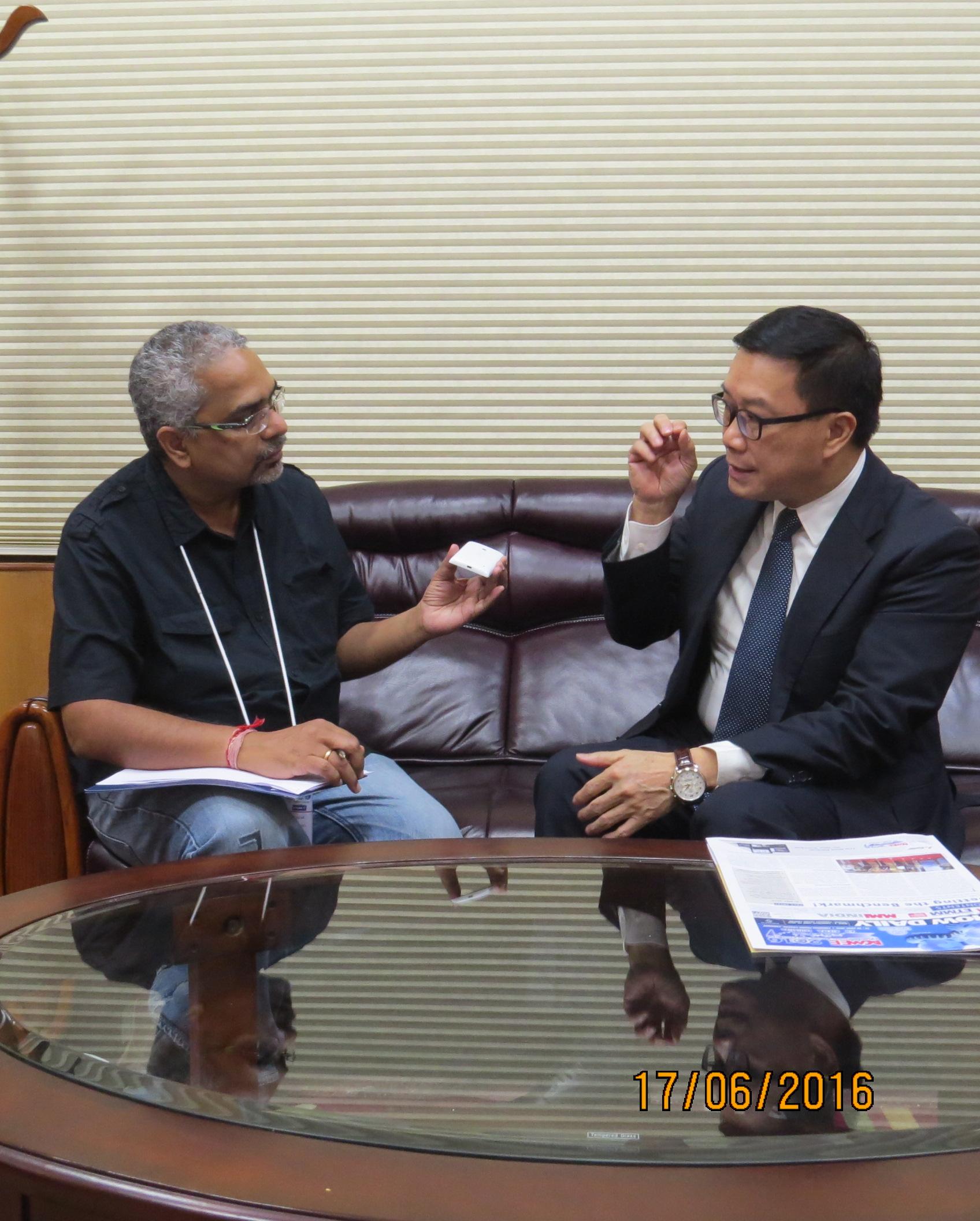 Director General Charles Li(R)
The Times of India journalist (L)