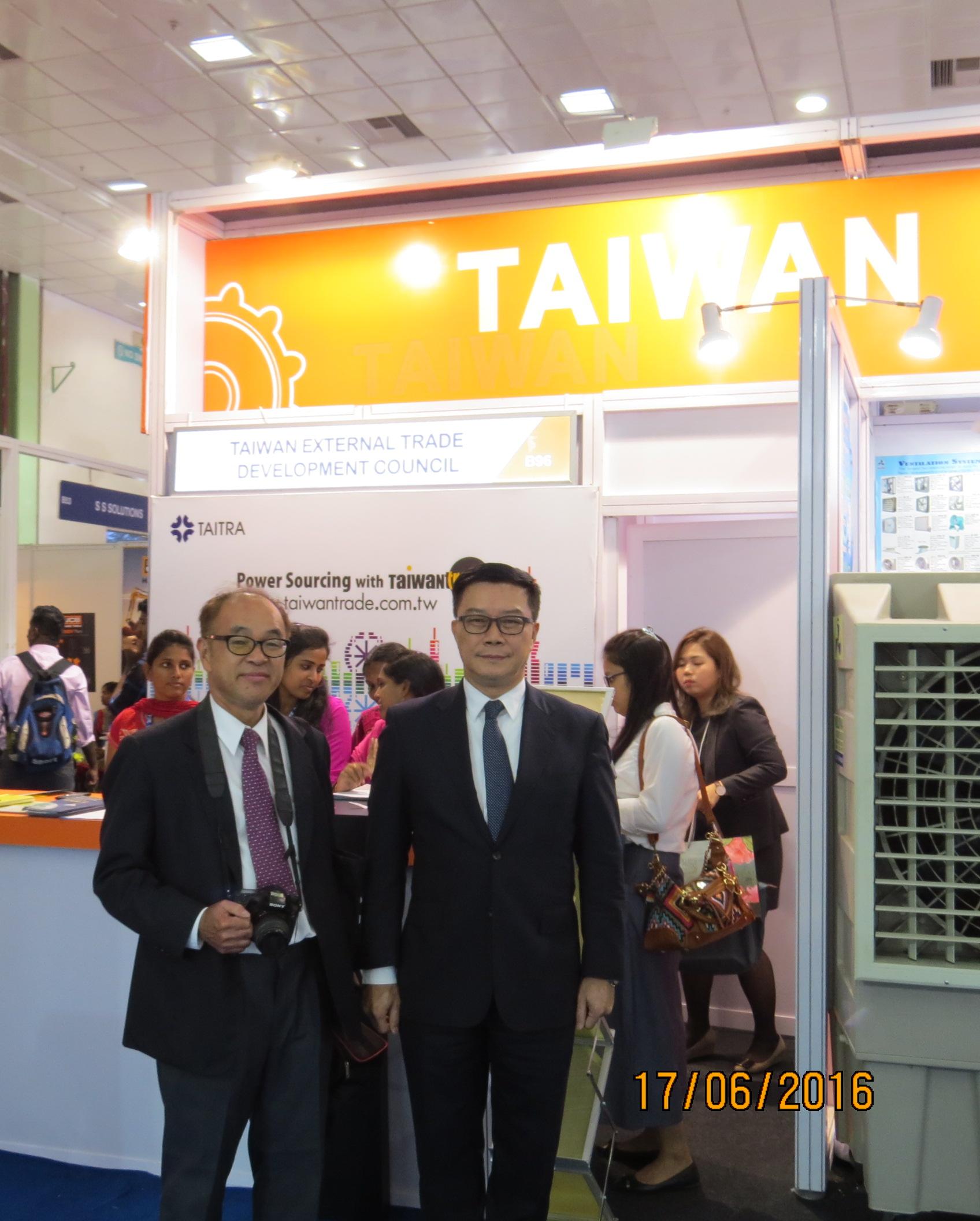 Director General Charles Li(R)
Director of TAITRA, Chennai, Mr. George Lin(L)