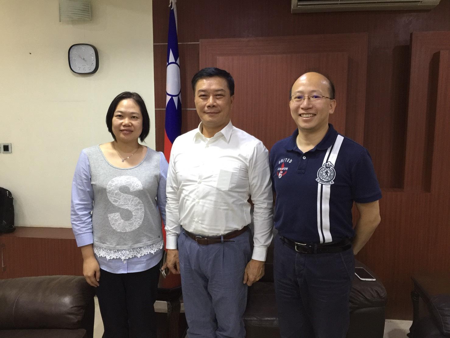 Director General Charles Li (C)

Ms. Jane Wang (L)

Mr. Dysan Lin (R)

