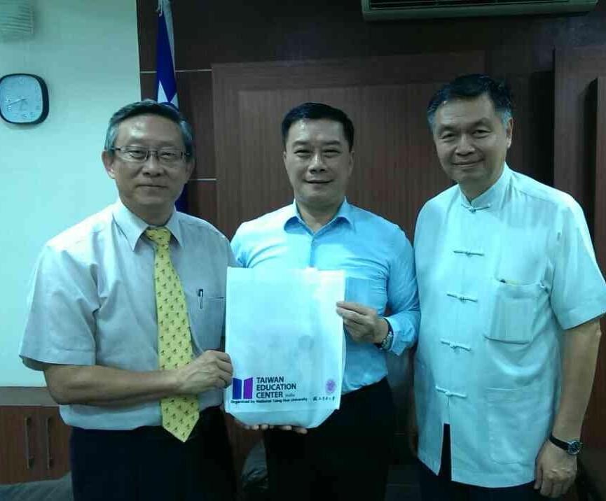 President of National Tsing Hua University, Dr. Hong Hocheng (L)

Director General Charles Li (Center)

National Tsing Hua University Dr. Wang Weichung (R)
