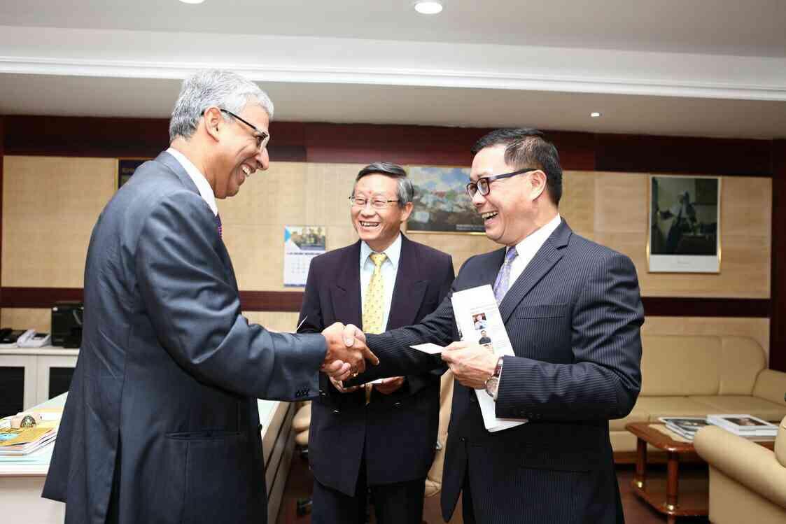 Director General Charles Li (R),President National Tsing Hua University Prof. Hocheng Hong (Center), Vice Chancellor Dr. Pabir K. Bagchi (L)