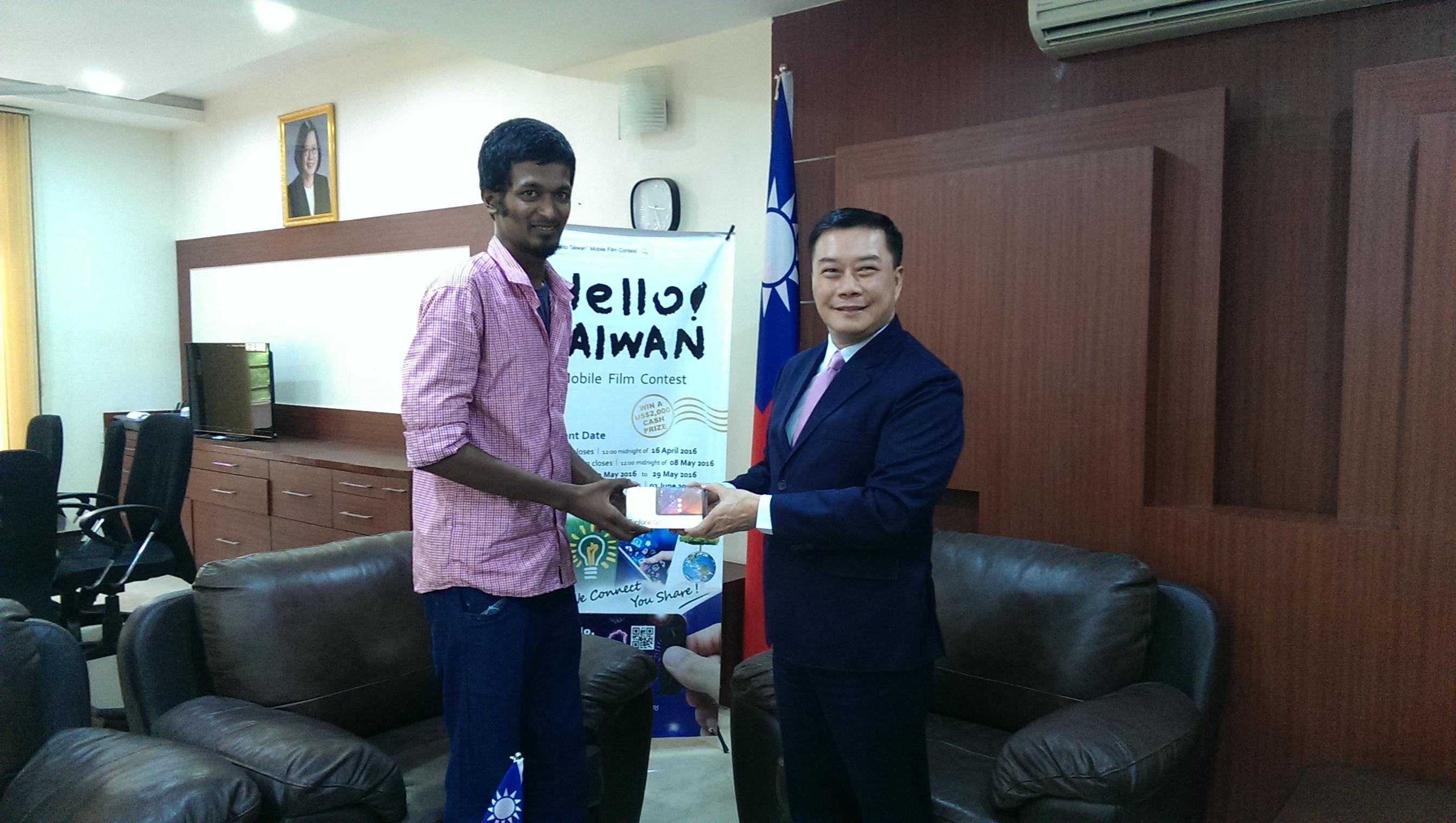 Director General Charles Li (R);Mr. M. Bharanidharan of Vels University (L)