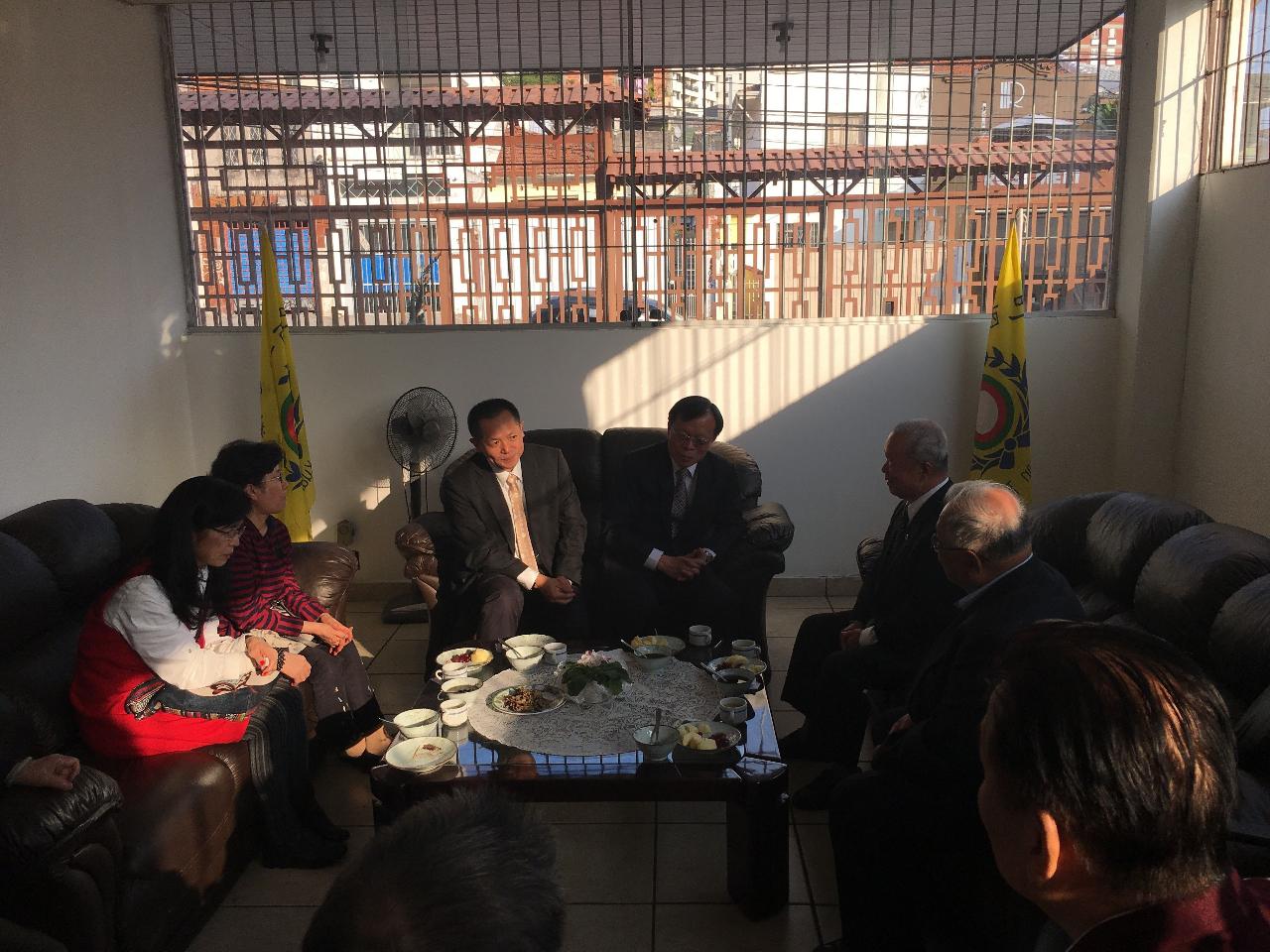 本年7月26日何大使建功拜會一貫道巴西總會吳理事長順發，瞭解一貫道在巴西宣教及推動慈善工作，融入社會情形。