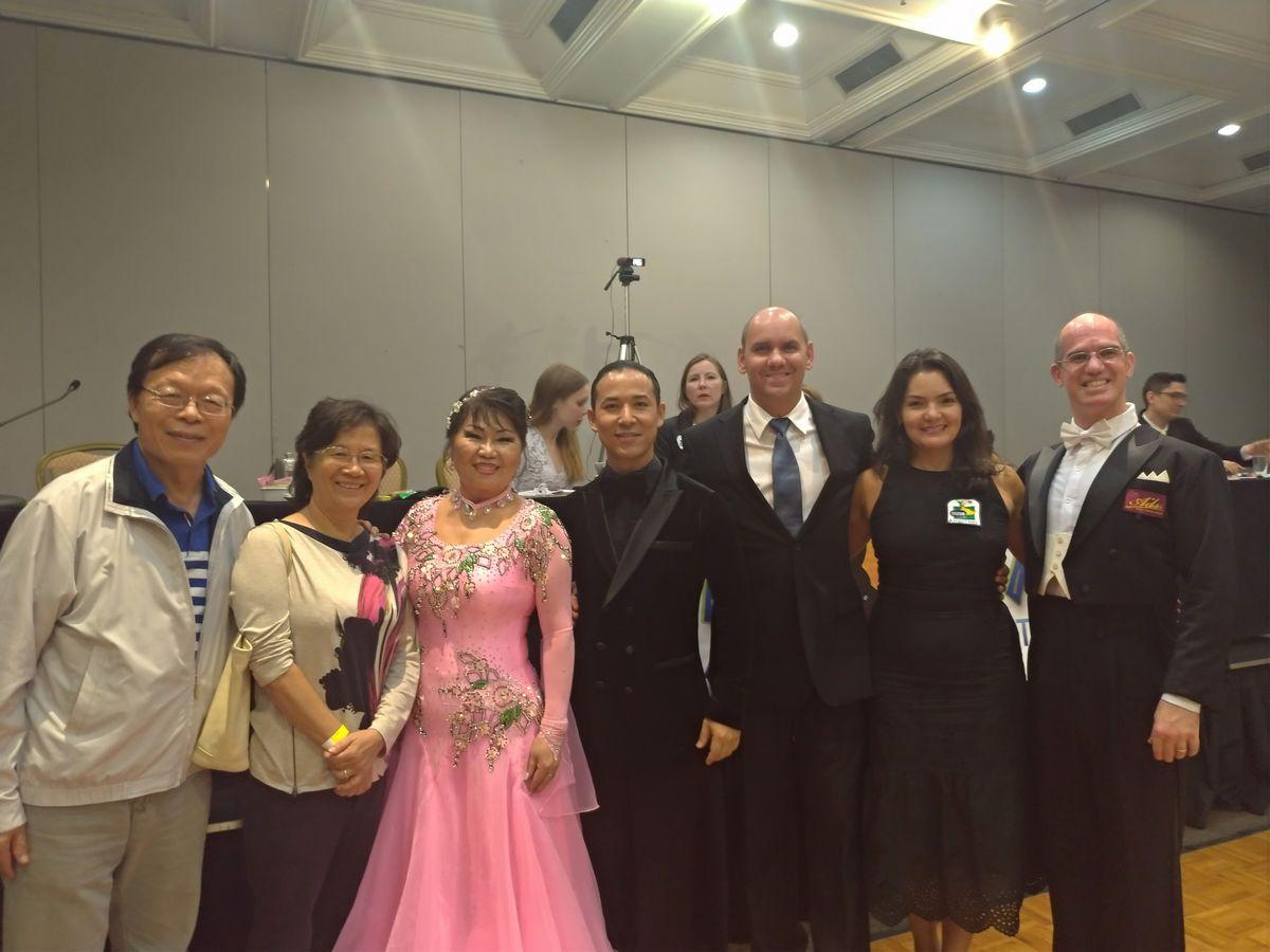 本(11)月10日及11日，聖保羅僑領黃白娥女士至巴西利亞參加國際標準舞比賽，何大使夫婦特地前往會場為黃女士加油打氣。