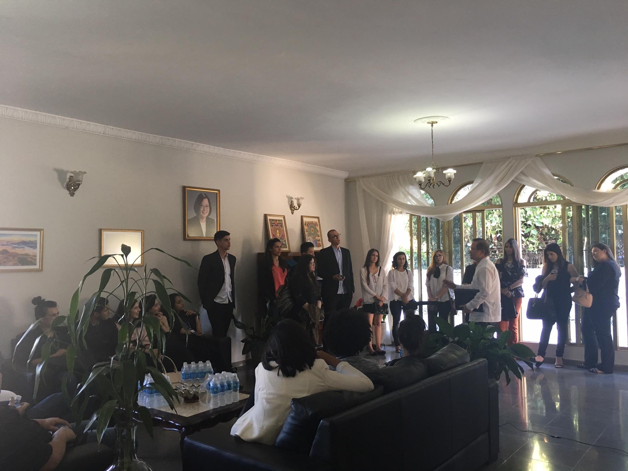 O Embaixador Tsai conversou com os visitantes sobre Taiwan e os seus laços com o Brasil.