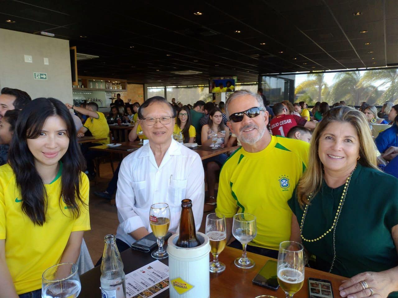 O Embaixador Issac Tsai encontrou com o Prof. Dr. Wilson e a esposa Dra. Rita para assistir ao jogo de 6 de julho.