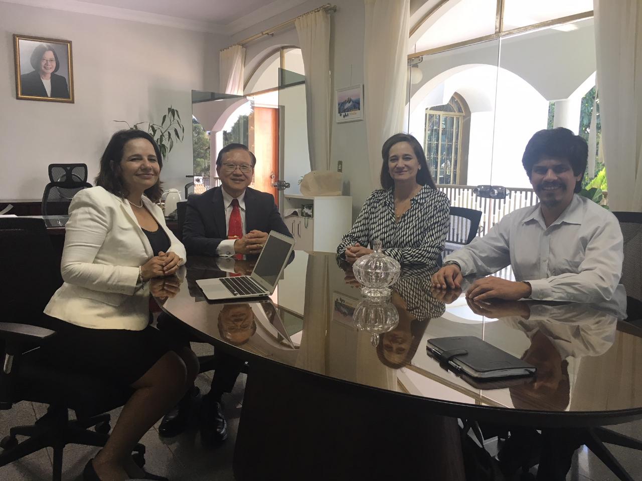 Os professores Dra. Soraya, Dra Deborah e Dr. Jaime do Estado da Bahia, fizeram uma visita ao Senhor Embaixador Tsai em 20 de junho, que trocaram pontos de vista sobre intercâmbios acadêmicos entre Taiwan e o Brasil, nomeadamente a Bahia.
