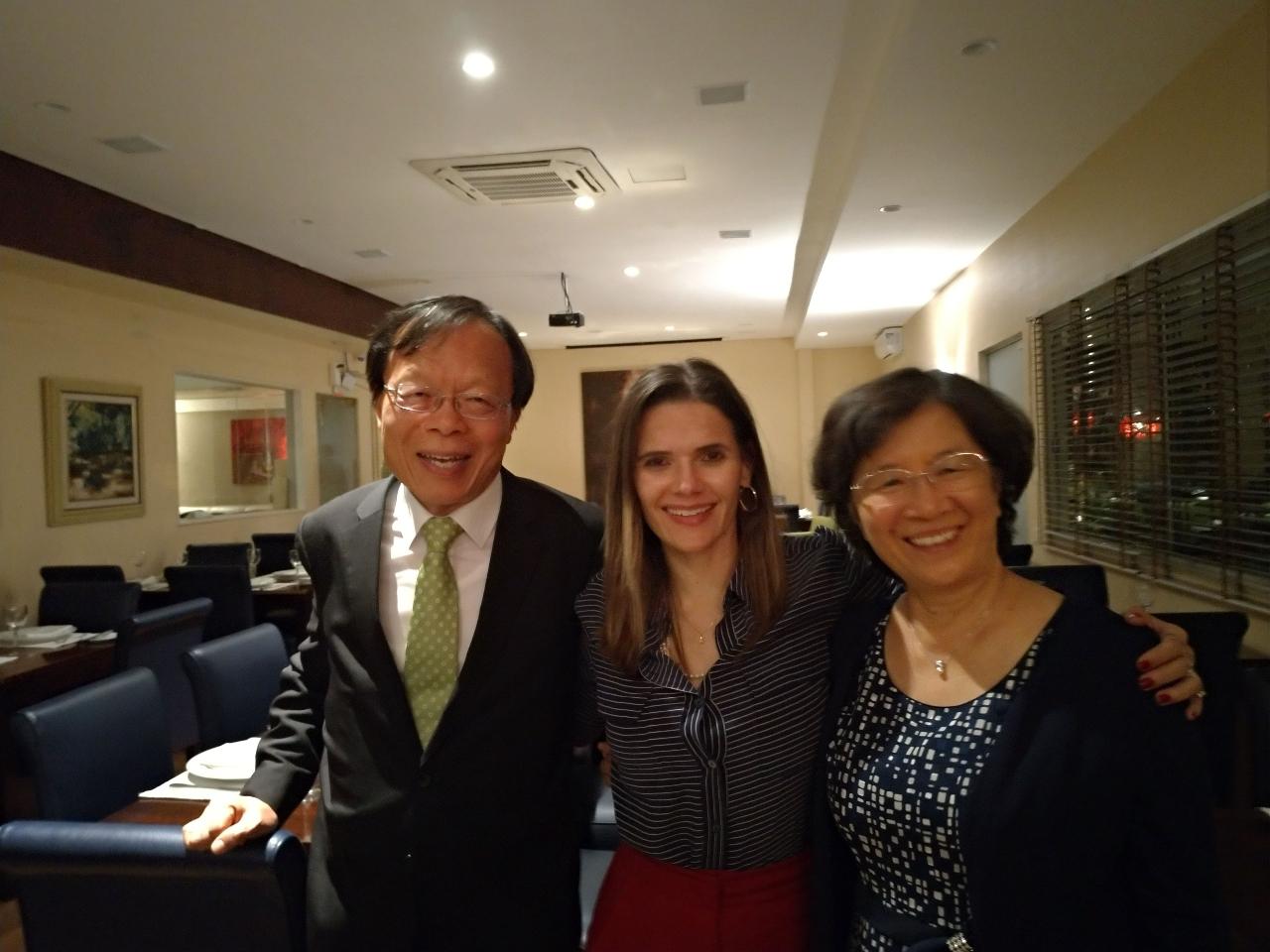 A Dr. Shirley Franco é professora da Universidade Nacional de Chengchi de Taiwan. Ela vive em Taiwan há anos e está empenhada em promover as trocas culturais e acadêmicas entre Taiwan e o Brasil, e veio visitar a família no início deste mês e a convite do Embaixador Her e a esposa, se reuniram em Brasília.