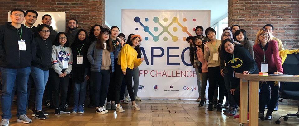 我國人鄭惠如小姐、許庭瑄小姐於5月15日至16日在智利 Viña del Mar參加APEC APP Challenge競賽活動，與其他國家的參賽者合影留念。
