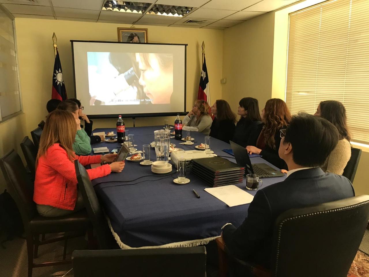 Los becarios elegidos para el program de Beca de Taiwan de 2019 se reunieron en la oficina para profundizar sus conocimientos sobre los desarollos socio-economicos y culturales de Taiwan, tambien vieron un video sobre las experiencias de Taiwan en los ámbitos de reciclaje, proteccion ambiental y energía sostenible. 