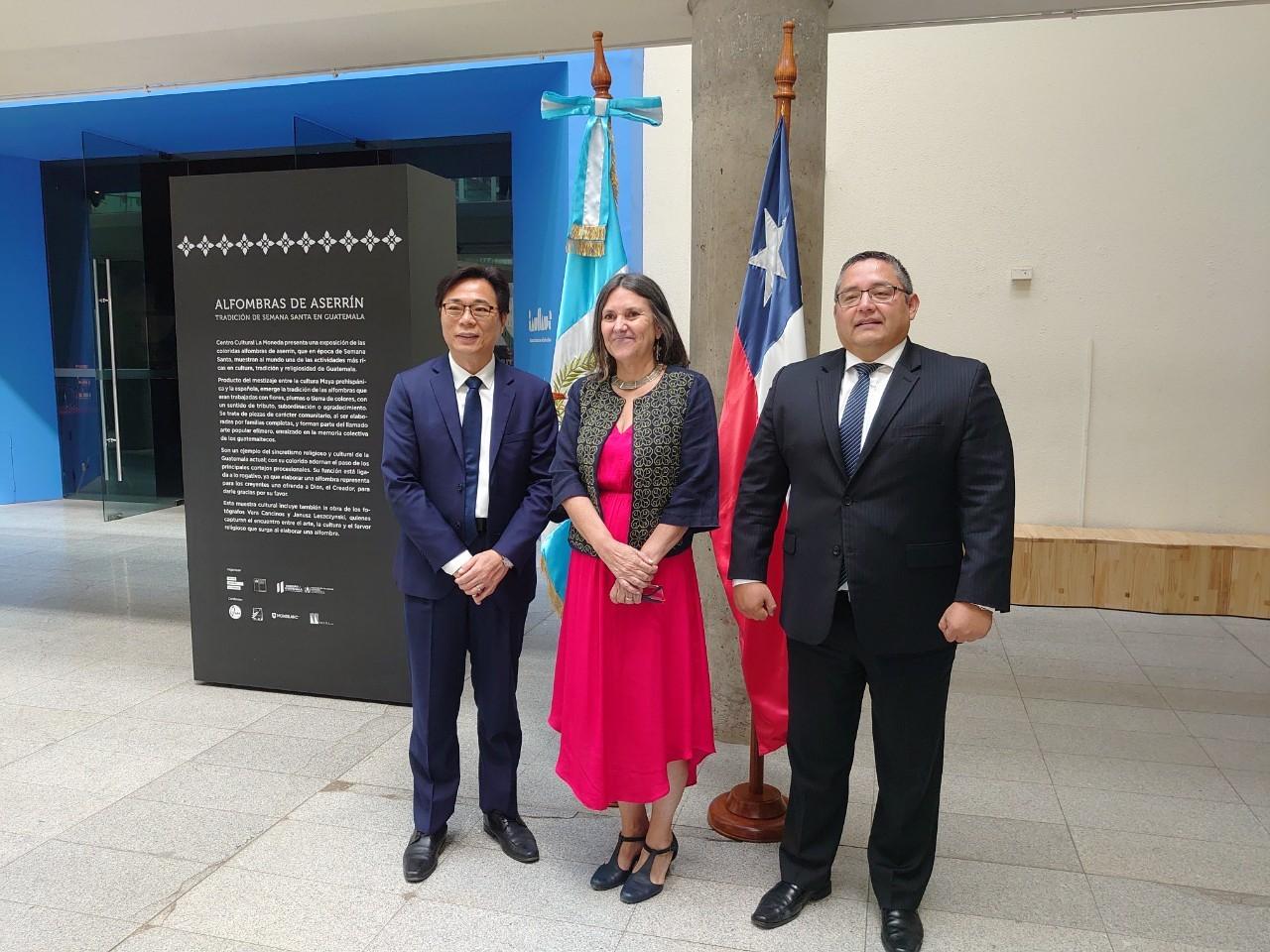 Ayer se realizó la exposición cultural tradicional de Guatemala en el Centro Cultural de la Moneda, Fue muy bonito el evento que hace conocer más sobre la tradición guatemalteca durante la Semana Santa. El evento se inició con las palabras de Sra. Beatriz Bustos, Directora del Centro, también el Embajador de Guatemala en Chile Juan Carlos hizo una presentación sobre esta tradición y las obras fotografias exhibidas en su discurso. El Sr. Diego Wen, Director general de la oficina de Taiwan en Chile, felicitó a ambos por dicho evento exitoso. 