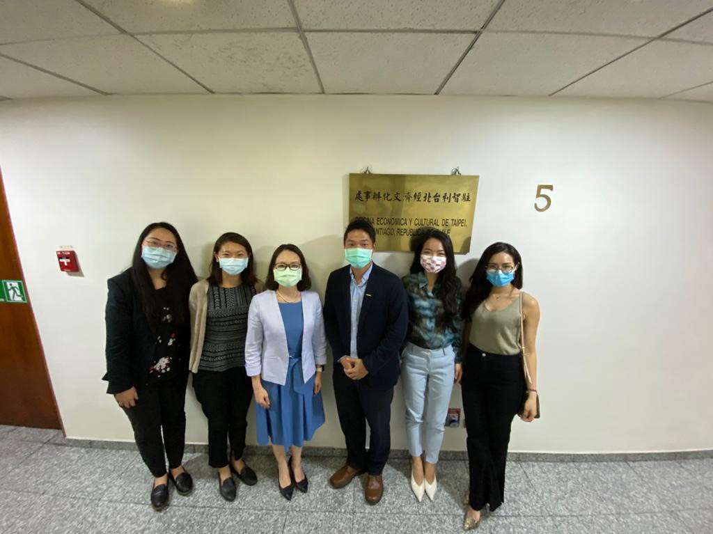 El equipo talentoso de ASUS Chile visitó hoy a la Directora General Sra. Liu, y compartió la experiencia de convertirse en líder del mercado chileno en Notebooks, productos de gaming y otros accesorios electrónicos en solo 3 años.