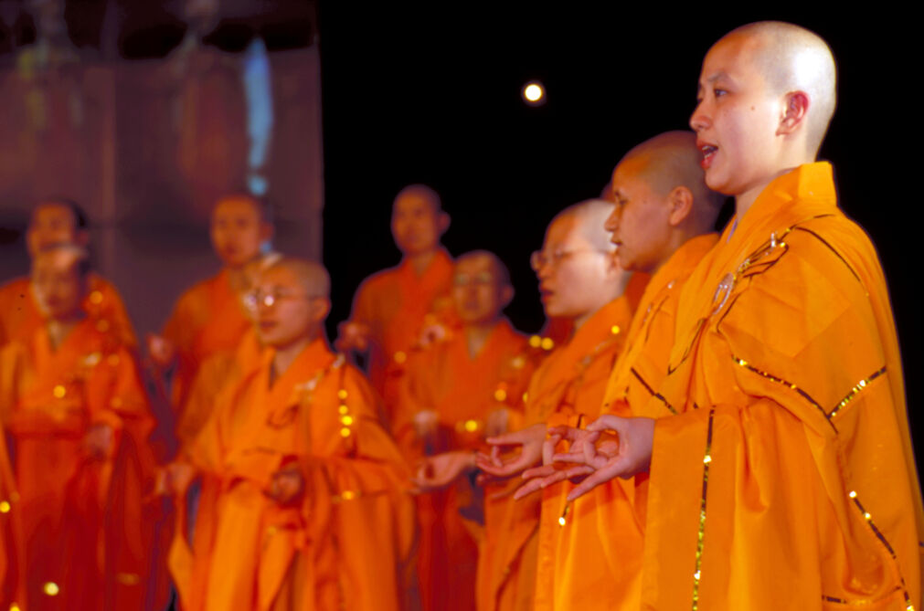 Levántate al son del tablero y refresca cuerpo y mente con el sonido de campanas y tambores. Ya sea caminando, de pie, sentado o acostado, o cantando por la mañana o por la noche, el día de un monje está estrechamente relacionado con la música. Se levantan al son del badajo de madera y realizan sus abluciones matutinas con el acompañamiento de la campana y el tambor.A lo largo del día, ya sea comiendo, caminando, descansando o asistiendo a clase, los monjes nunca están lejos de la música en una forma u otra. otro.