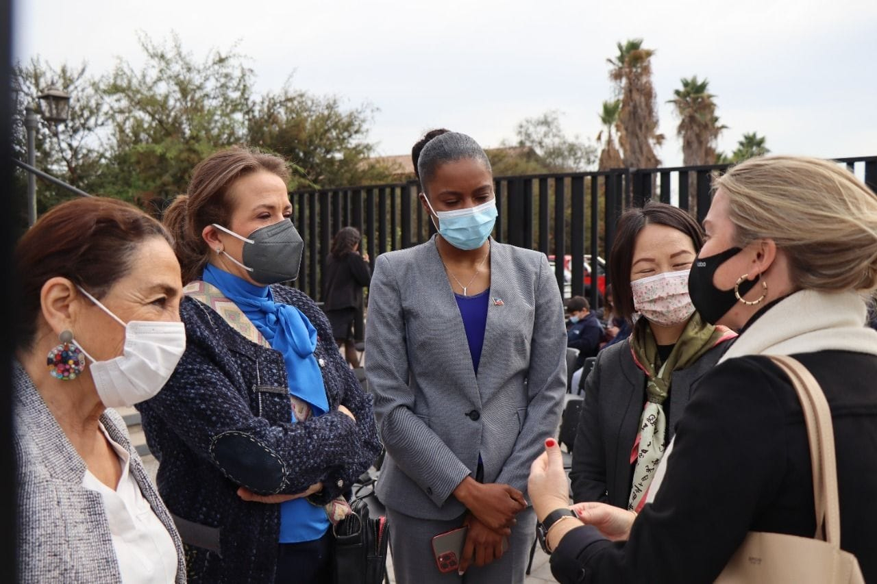 con el cuerpo diplomático