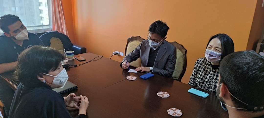 Reunida con autoridades de FENASENF