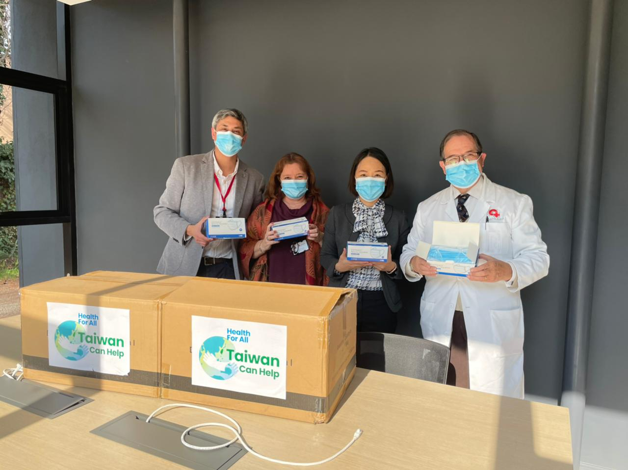 DG Liu entregó en nombre de la comunidad taiwanesa, mascarillas para COANIQUEM.