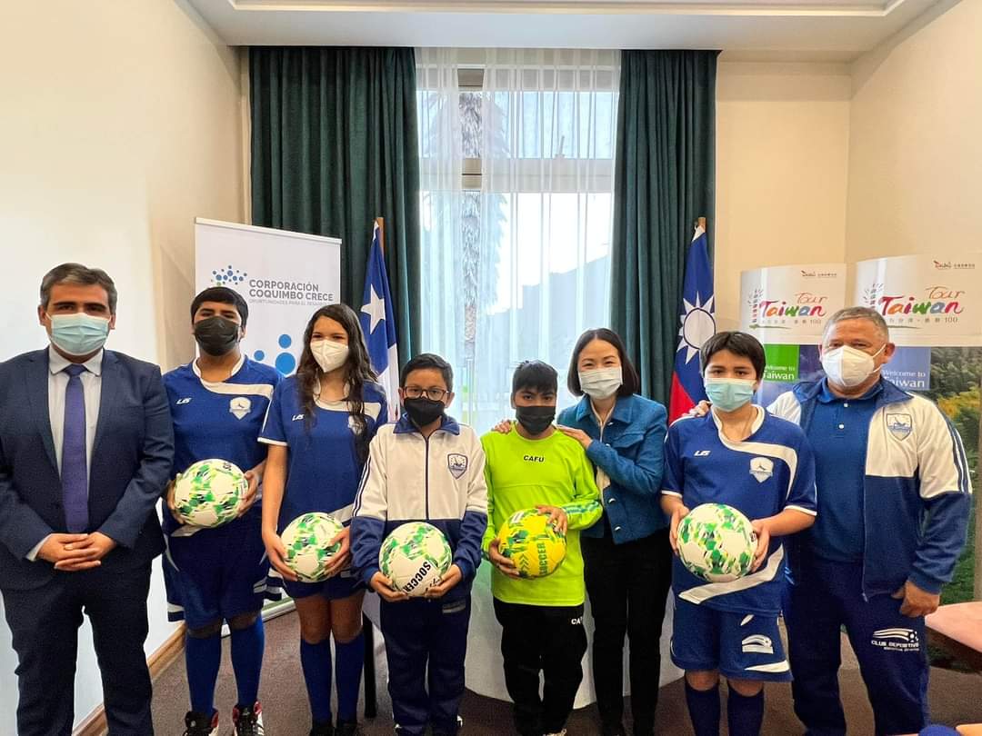 con los profesores y niños del Club Monjita Oriente