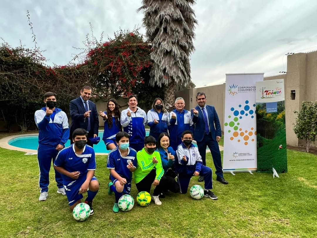 con los profesores y niños del Club Monjita Oriente