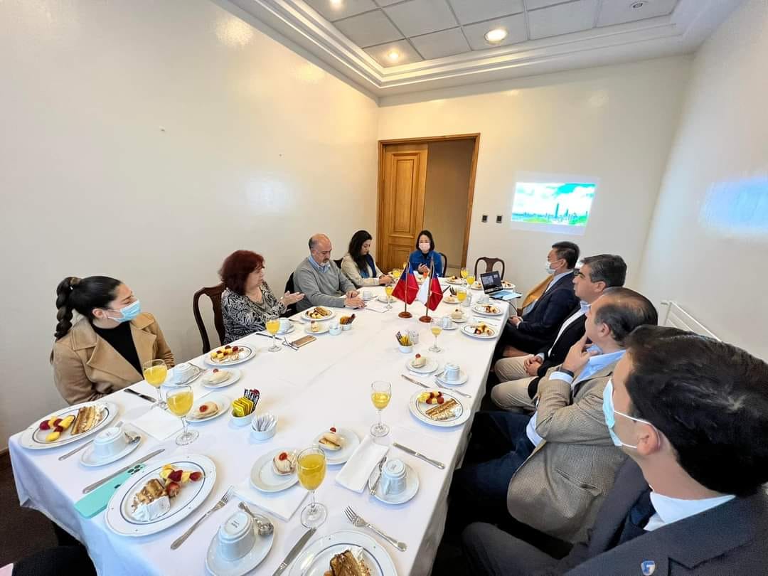 una charla - desayuno con los representantes de varias universidades e institutos profesionales 