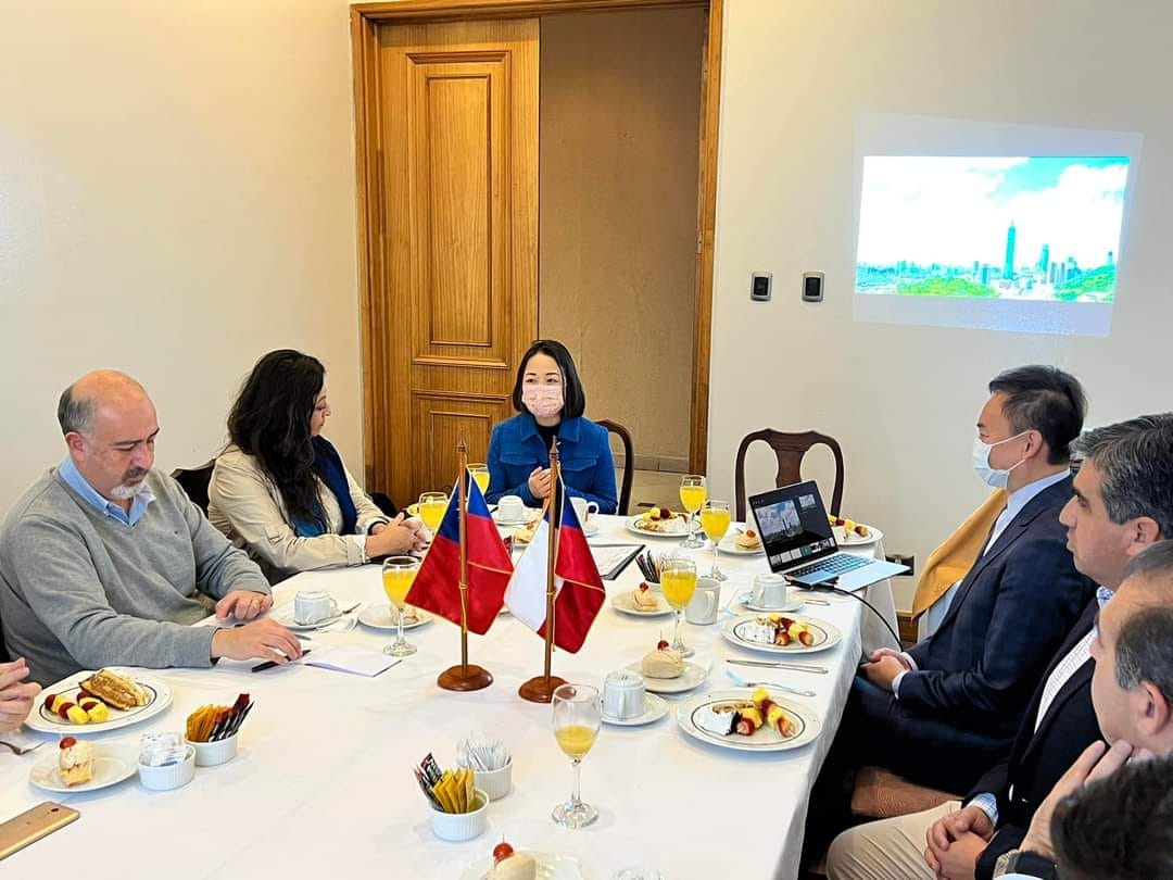 una charla - desayuno con los representantes de varias universidades e institutos profesionales 