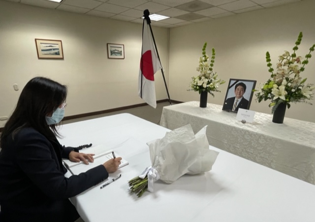 桂代表前往日本駐哥大使館悼念日本前首相安倍晉三，虔敬獻花並於追思簿留言致意